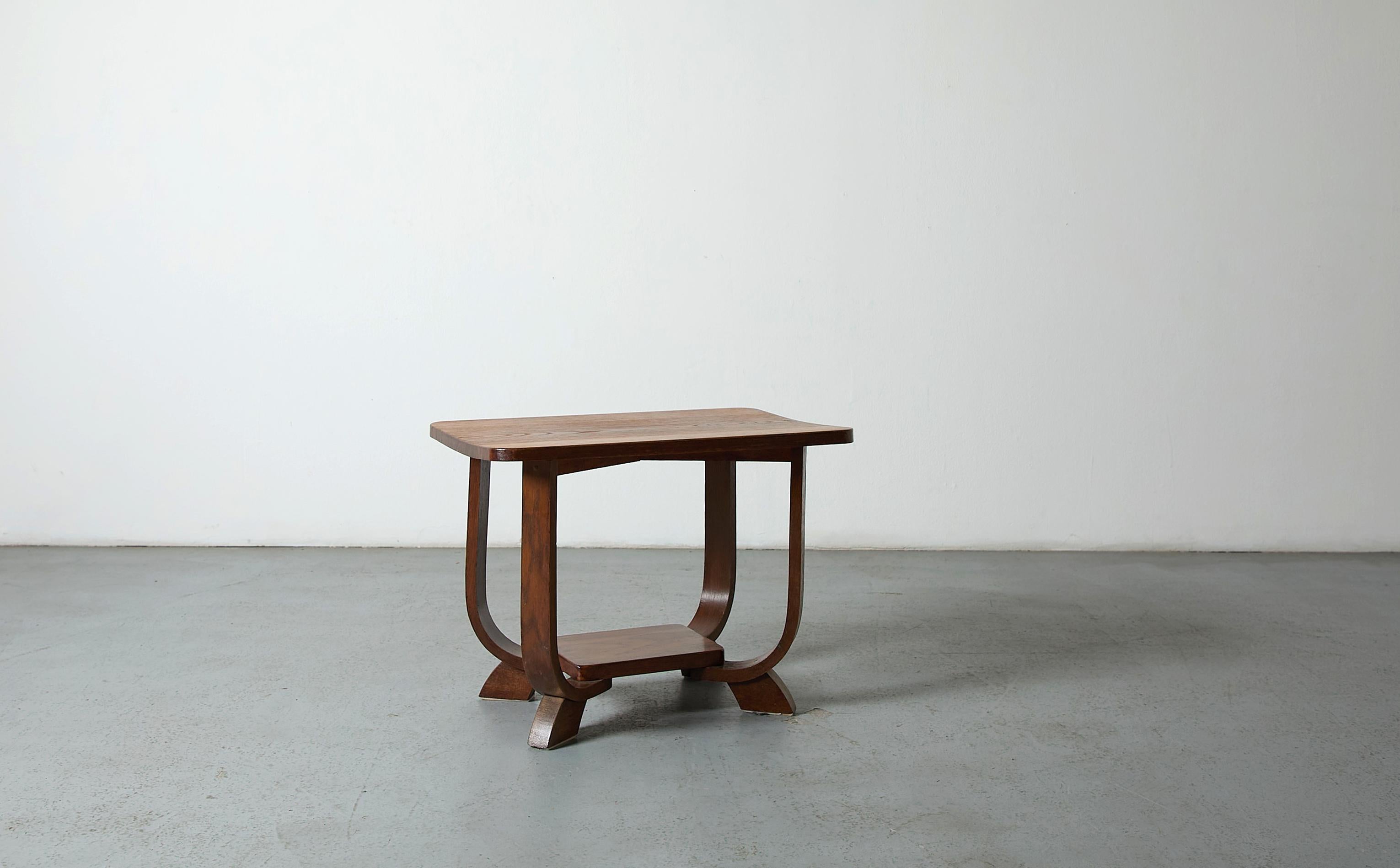 1920s Escuela Amsterdam Art Decó Mesa auxiliar de dos patas de roble oscuro con patas dobladas en venta 6