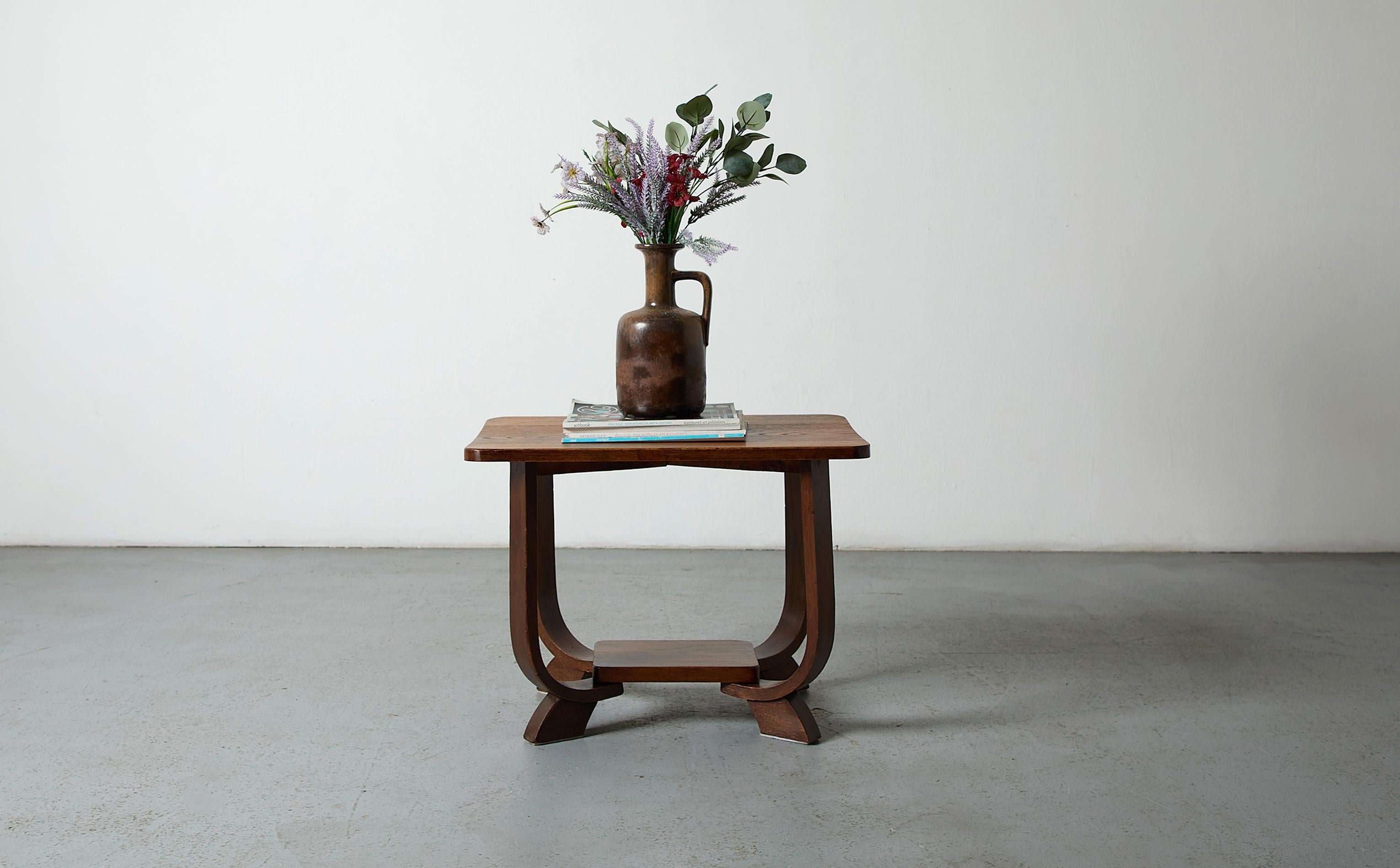 La mesa auxiliar Art Decó holandesa ejemplifica el característico movimiento de la Escuela de Ámsterdam, que floreció desde la década de 1910 hasta la de 1930 como animada respuesta de Holanda al estilo Art Decó internacional. Seleccionada a mano en