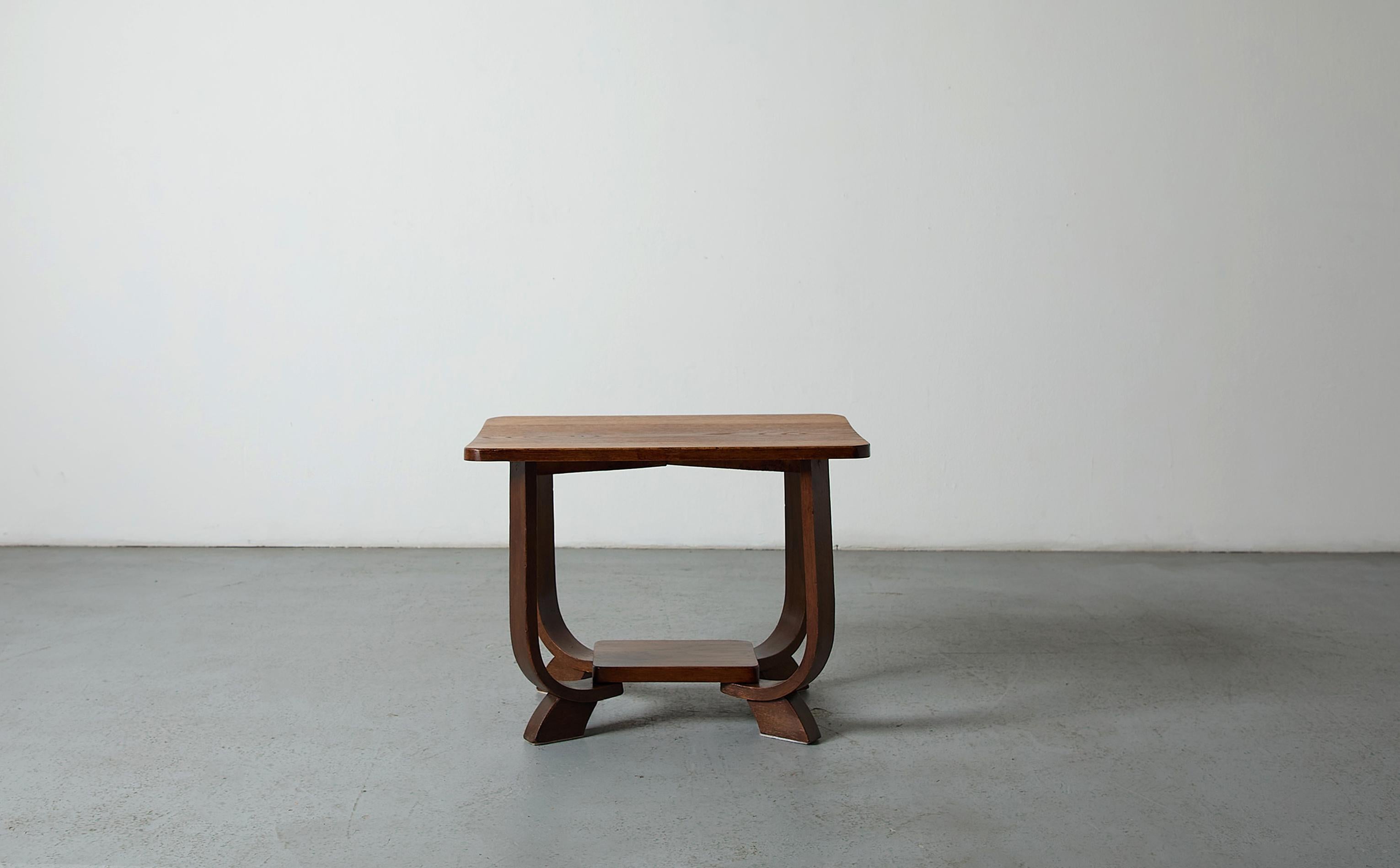 1920s Escuela Amsterdam Art Decó Mesa auxiliar de dos patas de roble oscuro con patas dobladas Holandés en venta