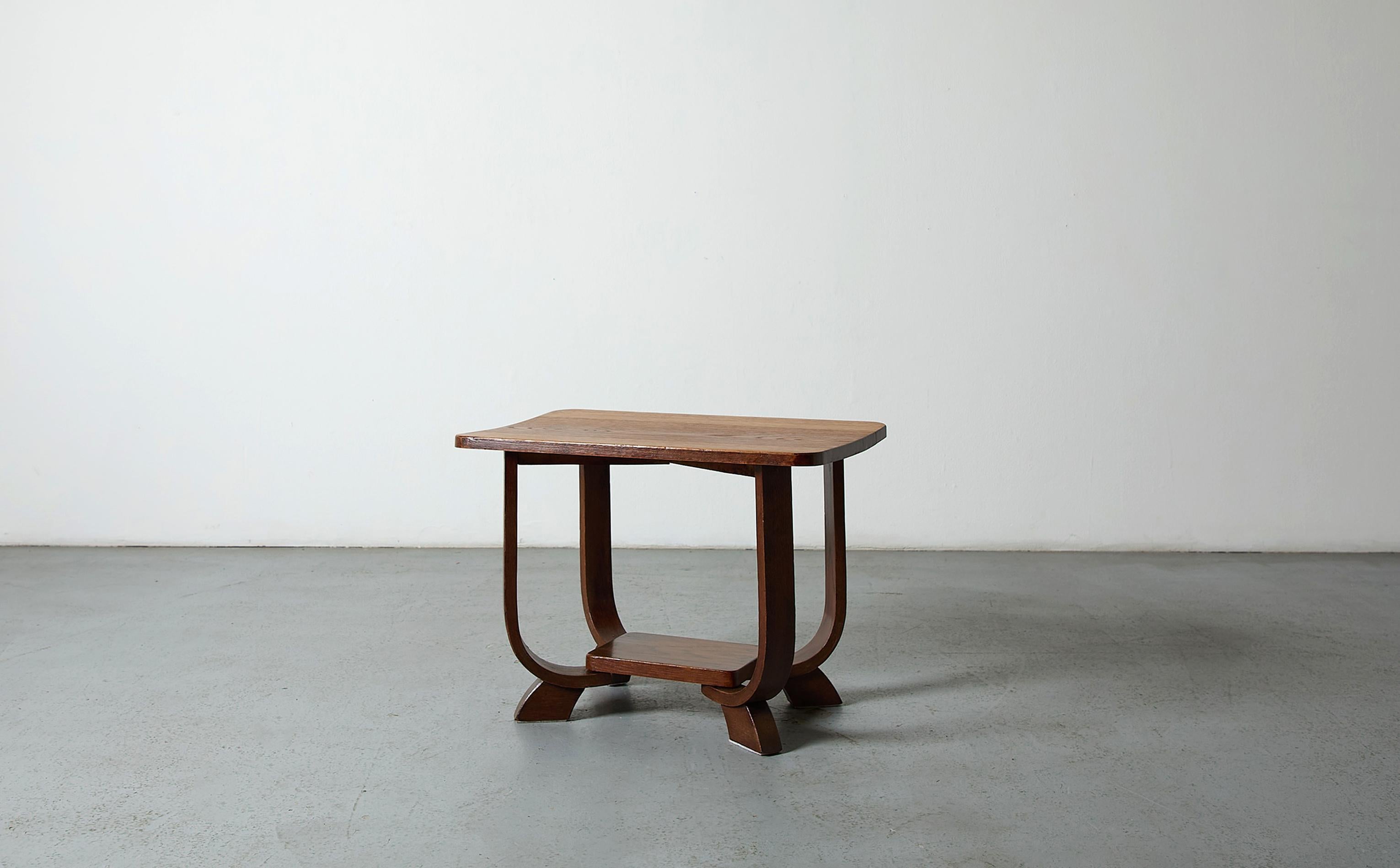 1920s Escuela Amsterdam Art Decó Mesa auxiliar de dos patas de roble oscuro con patas dobladas Escuela de Ámsterdam en venta