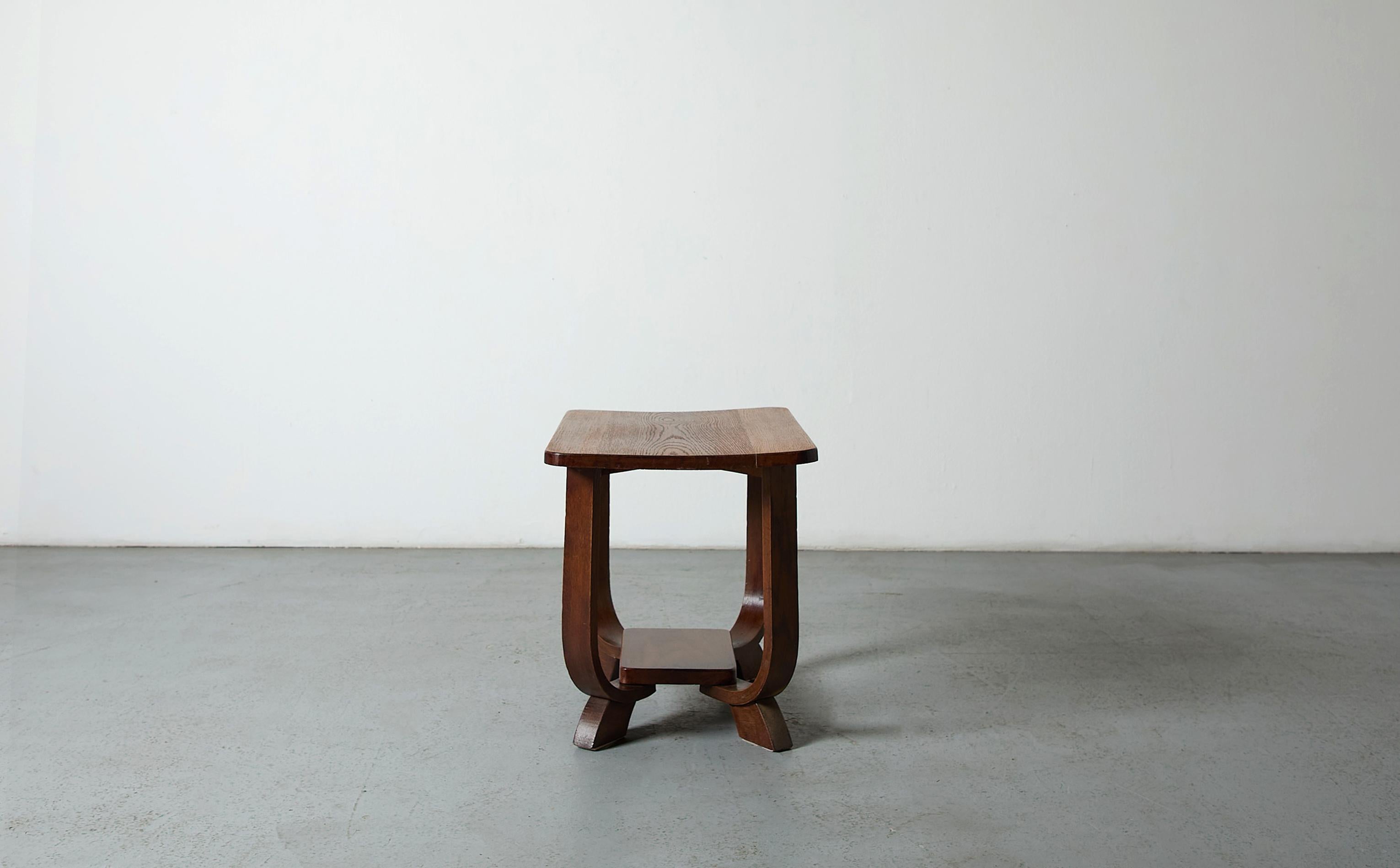 1920s Escuela Amsterdam Art Decó Mesa auxiliar de dos patas de roble oscuro con patas dobladas en Bueno estado para la venta en Los Angeles, CA