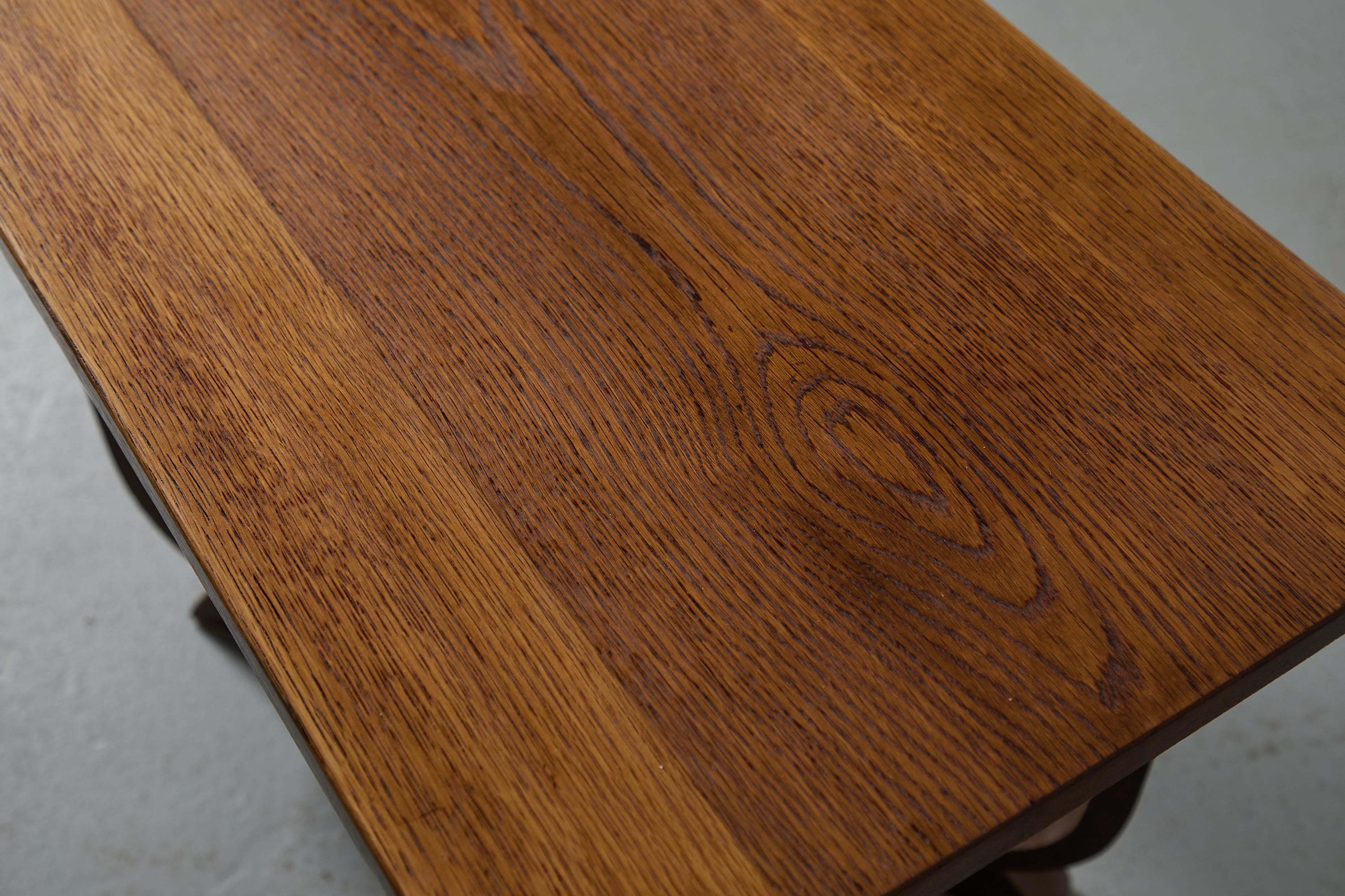 1920s Escuela Amsterdam Art Decó Mesa auxiliar de dos patas de roble oscuro con patas dobladas Roble en venta