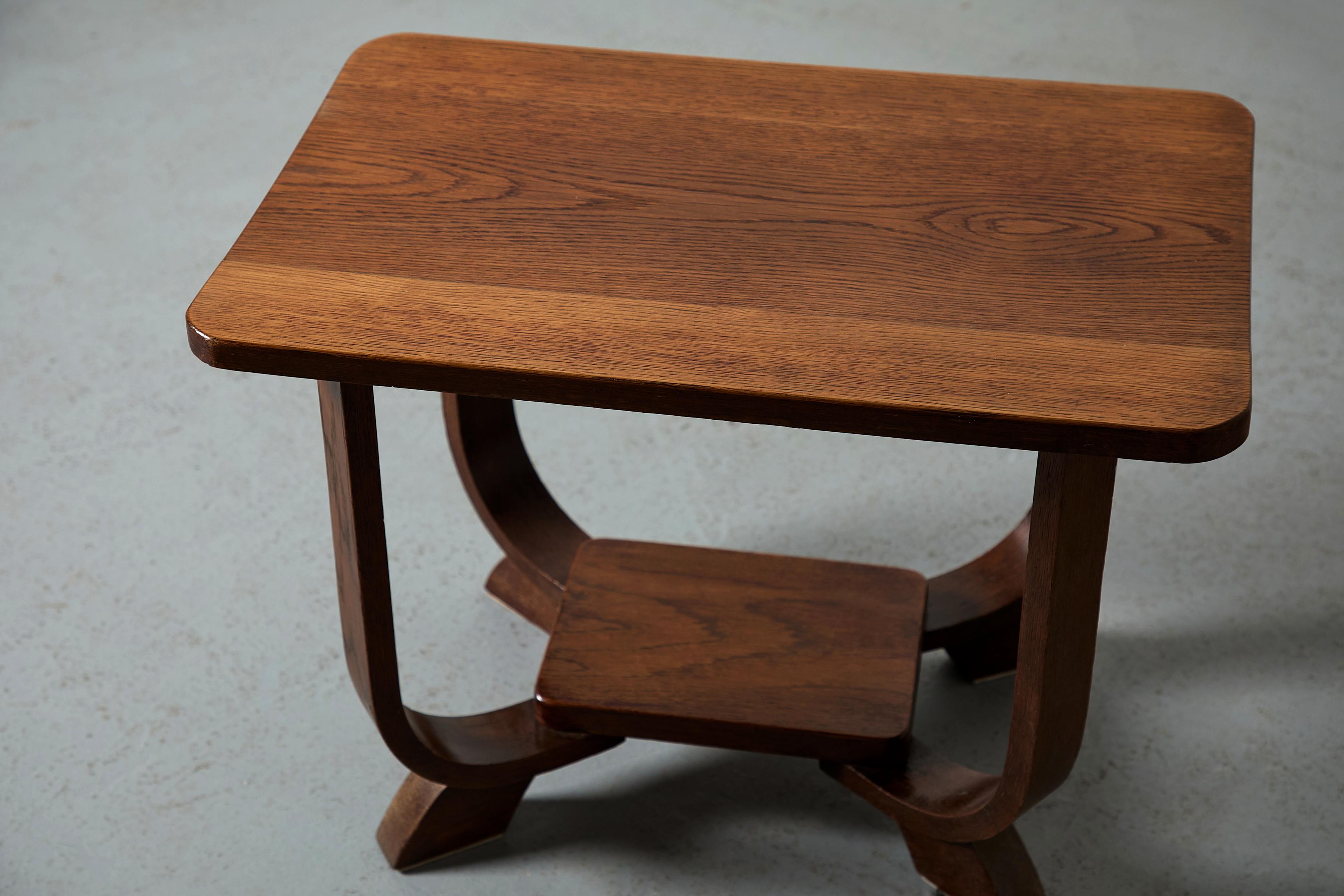 1920s Escuela Amsterdam Art Decó Mesa auxiliar de dos patas de roble oscuro con patas dobladas en venta 1