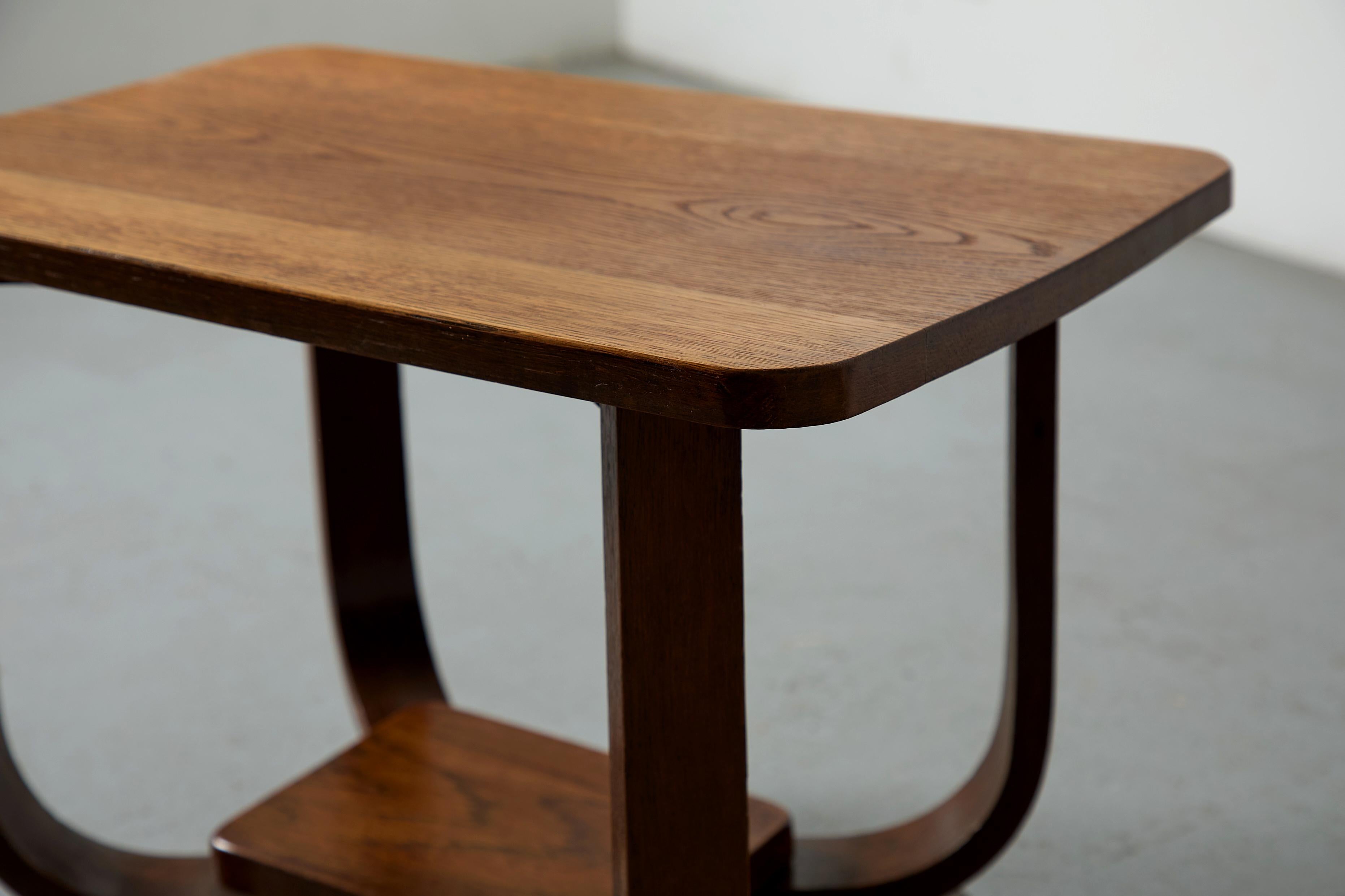 1920s Escuela Amsterdam Art Decó Mesa auxiliar de dos patas de roble oscuro con patas dobladas en venta 2