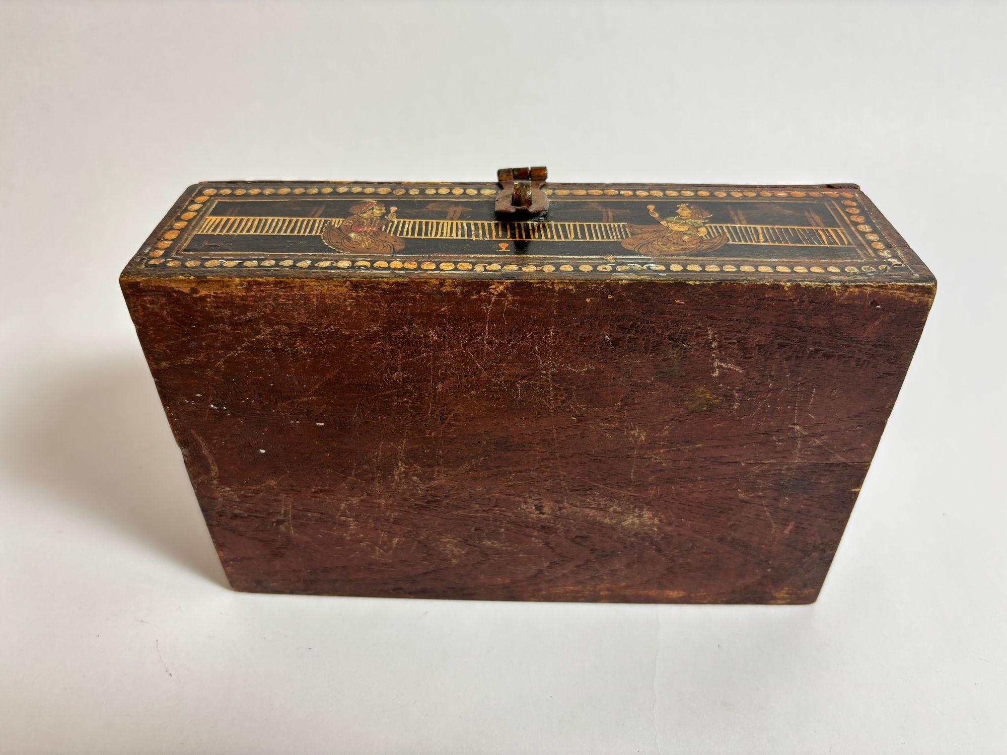 1920er Jahre Anglo-Raj Handbemalte Rajasthani Mitgiftbox im Angebot 3