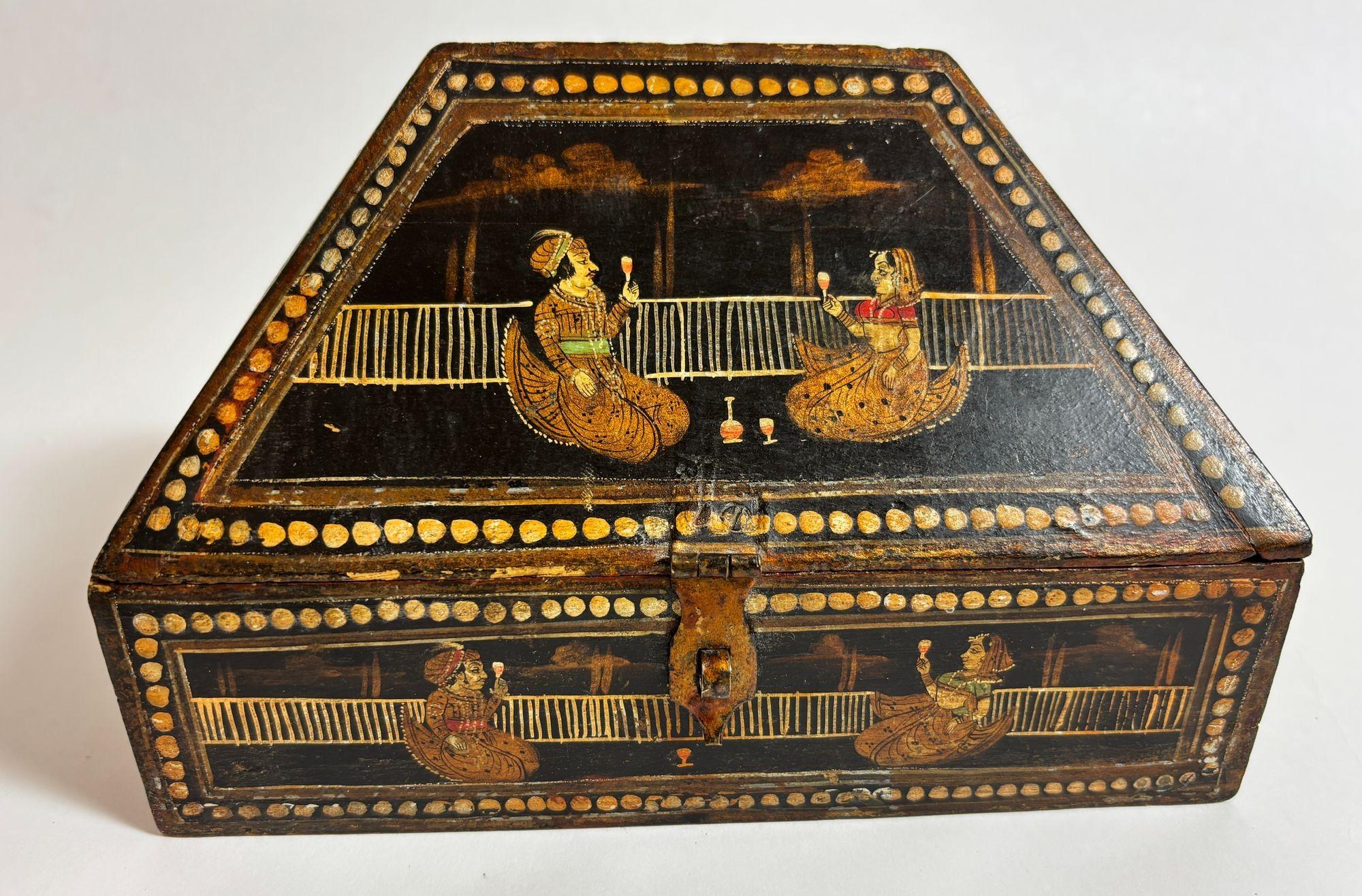 1920er Jahre Anglo-Raj Handbemalte Rajasthani Mitgiftbox
Eine auffällige dekorative Holzkiste aus dem frühen 20. Jahrhundert, handbemalt und reich an Details mit romantischen und höfischen Szenen. Diese gewölbte Aussteuer- oder Schmucktruhe stammt