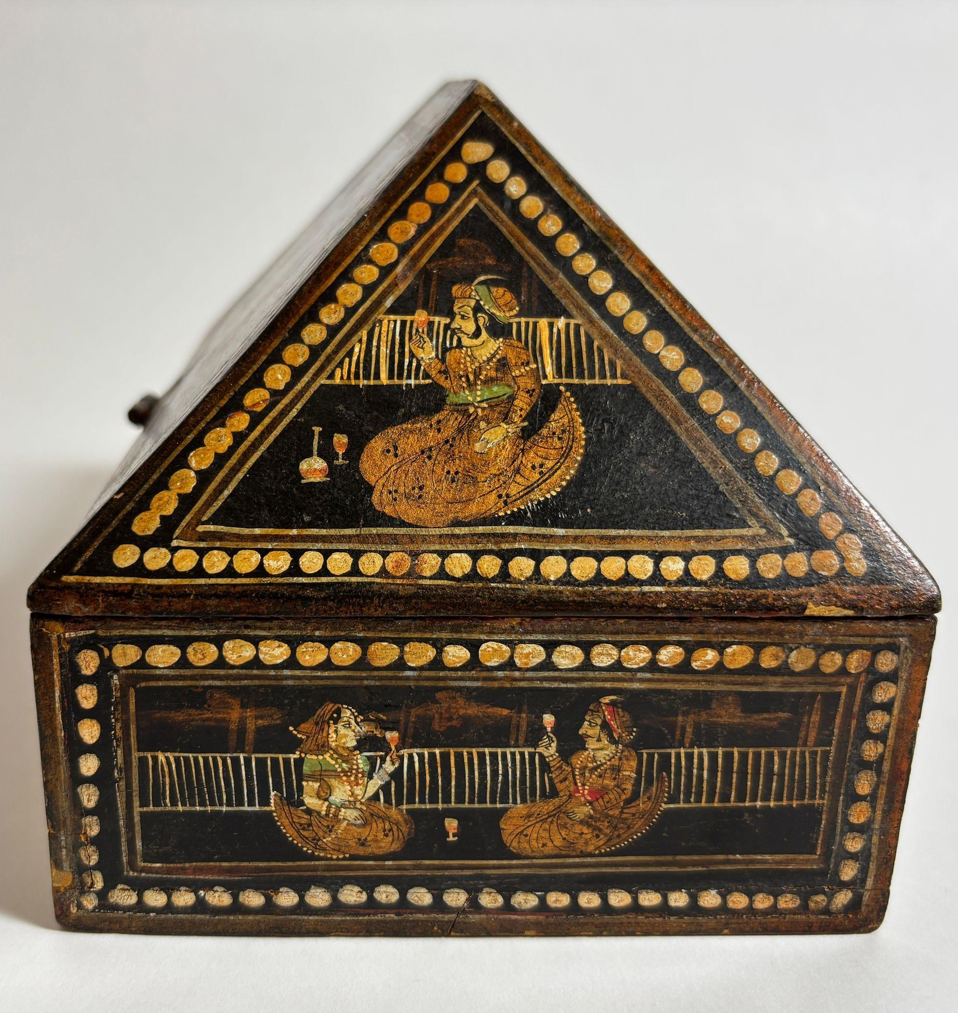 1920er Jahre Anglo-Raj Handbemalte Rajasthani Mitgiftbox (Indisch) im Angebot