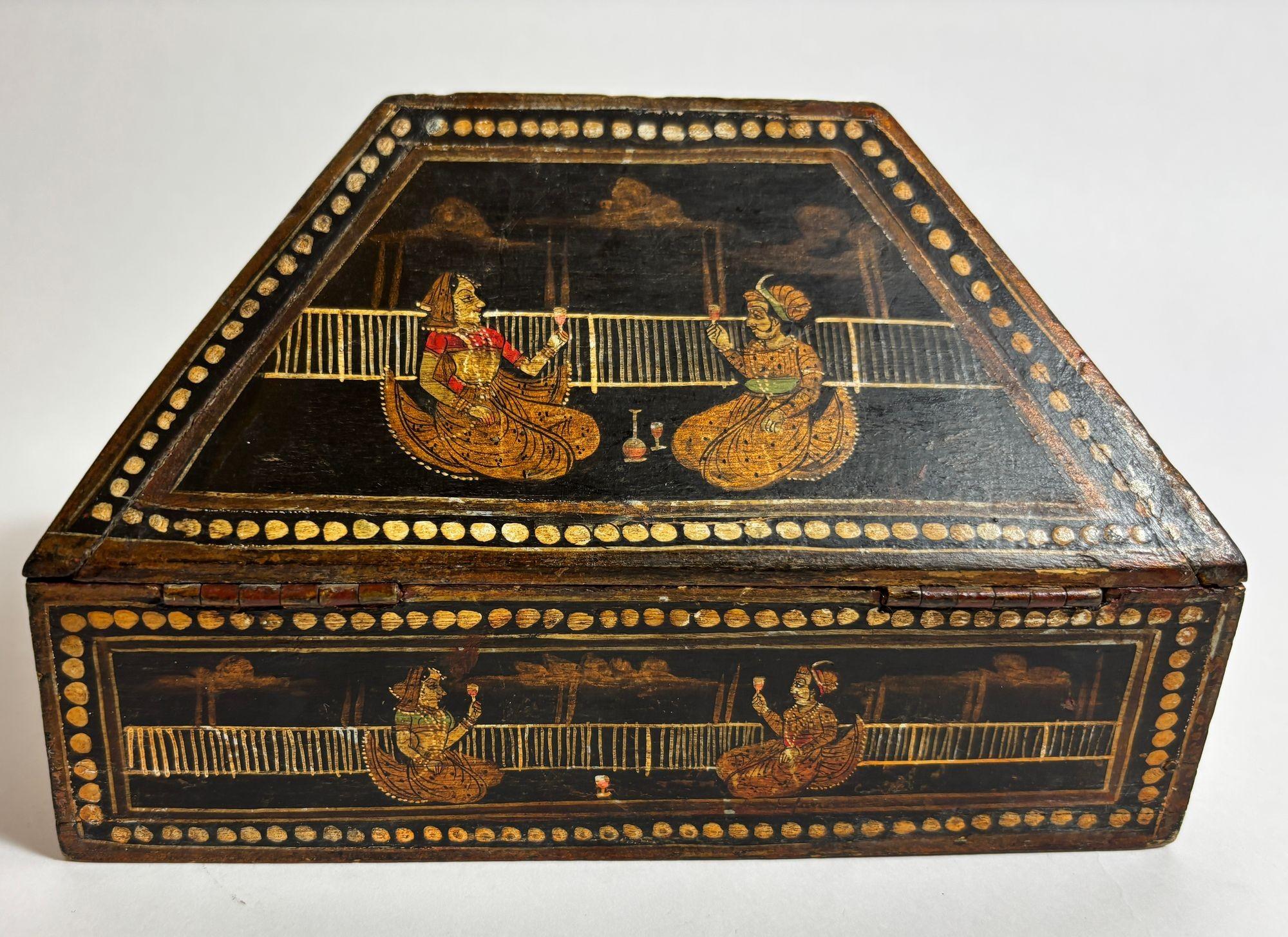 1920er Jahre Anglo-Raj Handbemalte Rajasthani Mitgiftbox (Handgefertigt) im Angebot