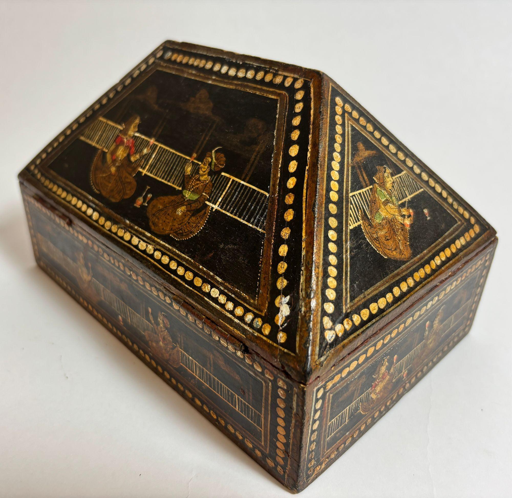 1920er Jahre Anglo-Raj Handbemalte Rajasthani Mitgiftbox im Zustand „Gut“ im Angebot in North Hollywood, CA