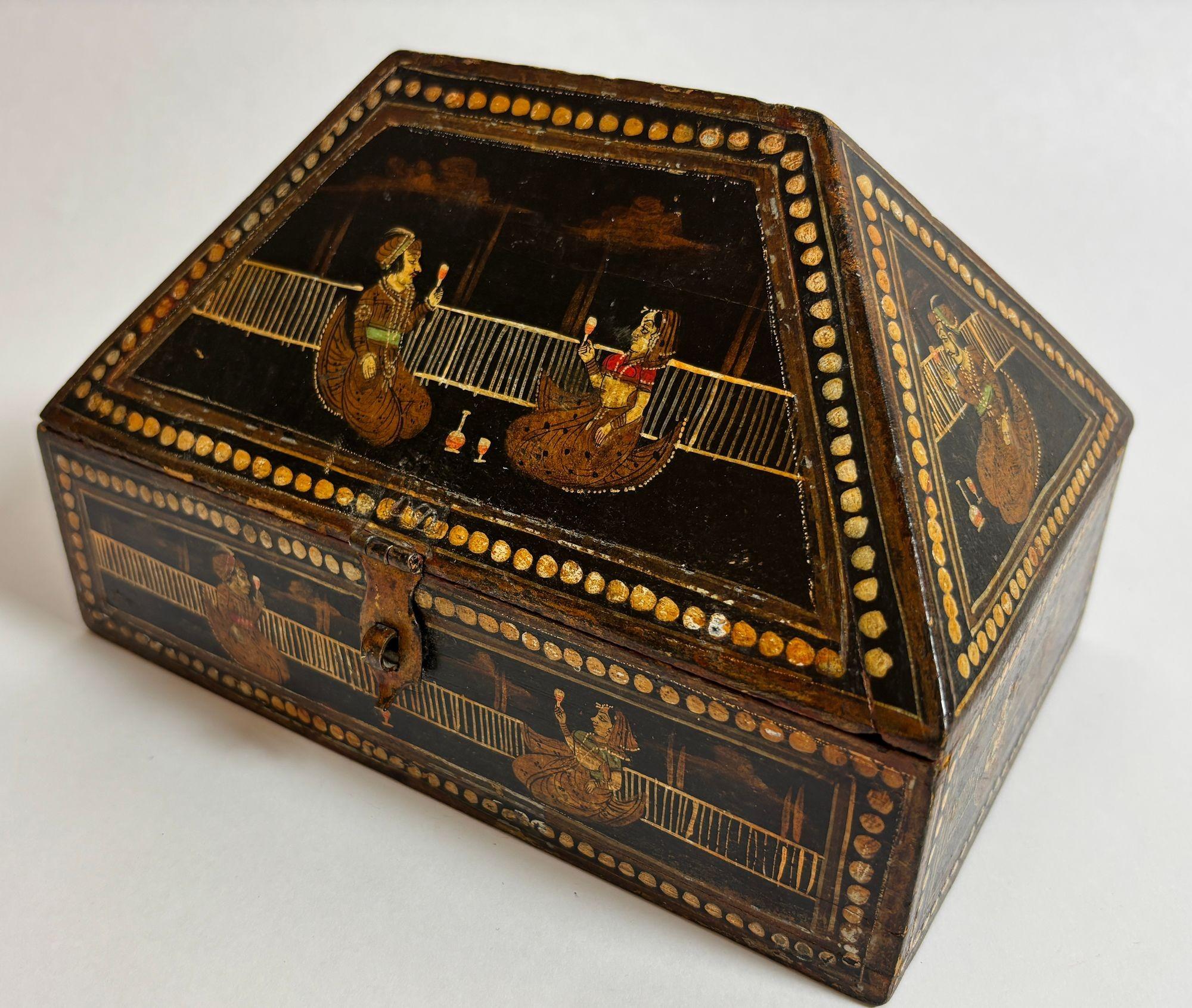 1920er Jahre Anglo-Raj Handbemalte Rajasthani Mitgiftbox (Holz) im Angebot