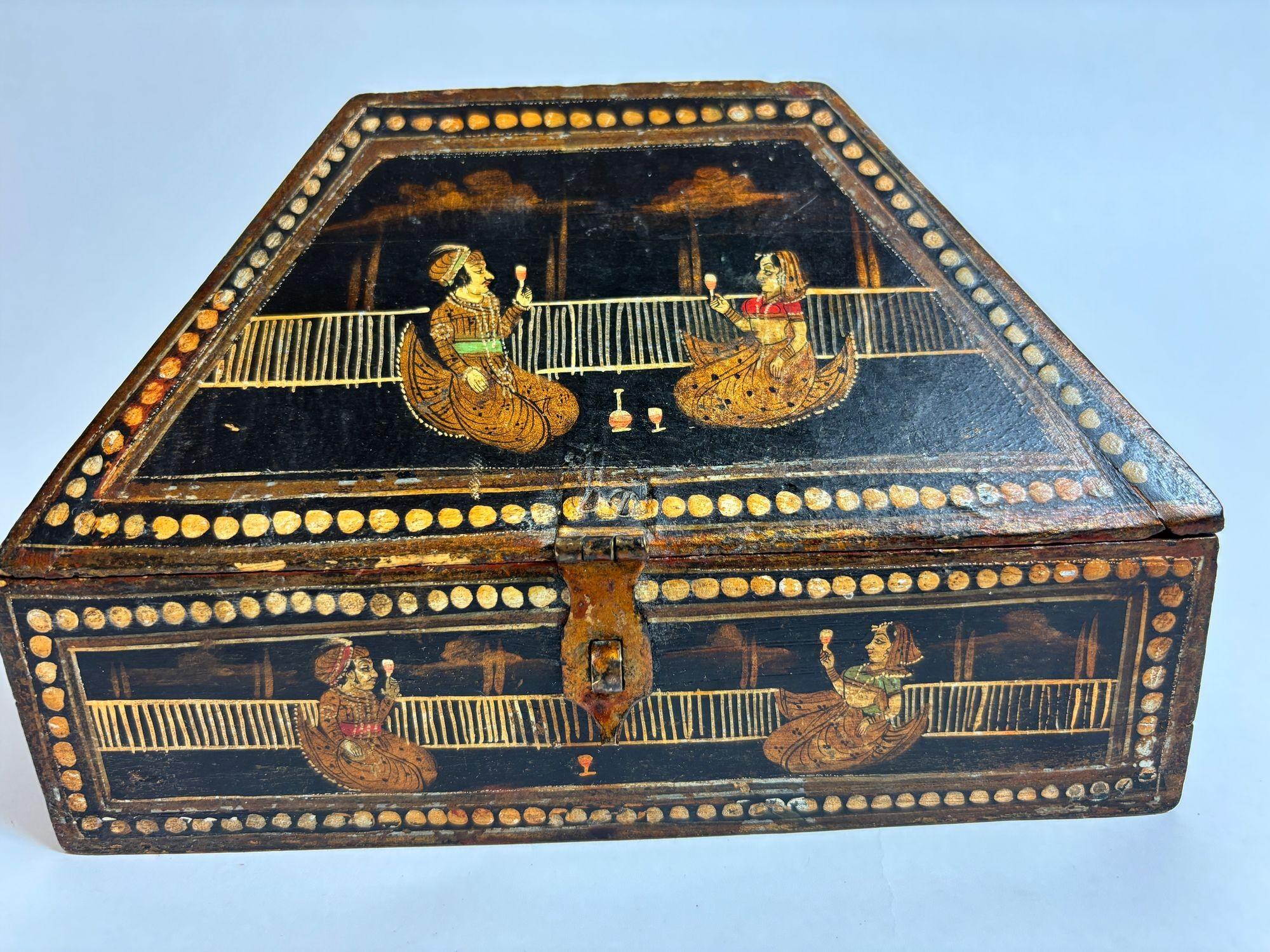 1920er Jahre Anglo-Raj Handbemalte Rajasthani Mitgiftbox im Angebot 1