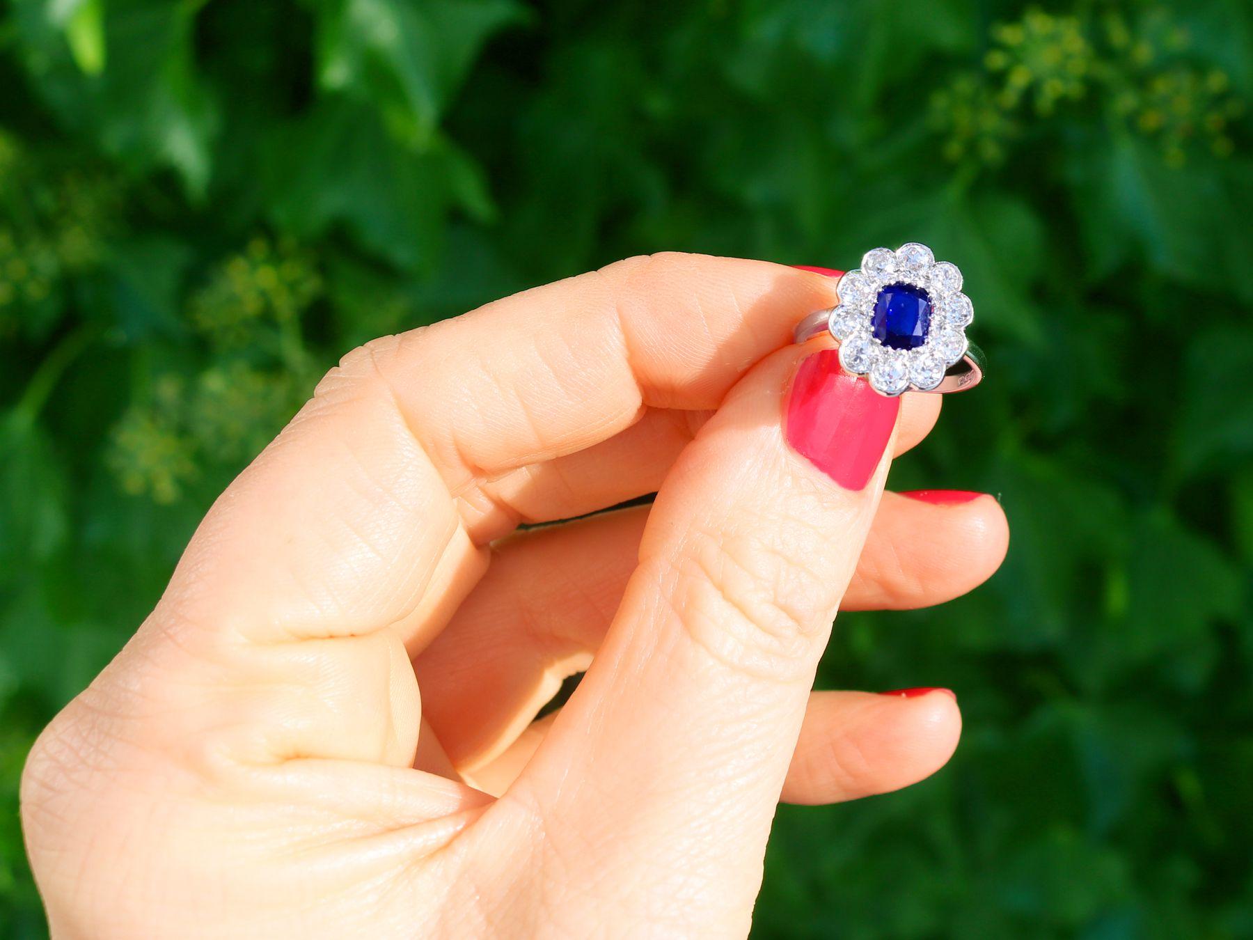 Eine feine und beeindruckende antike 1920's 1,07 Karat Saphir und 1,54 Karat Diamant, Platin-Cluster-Stil Kleid Ring; Teil unserer vielfältigen antiken Schmuck und Nachlassschmuck Sammlungen

Dieser schöne und beeindruckende antike Saphir- und