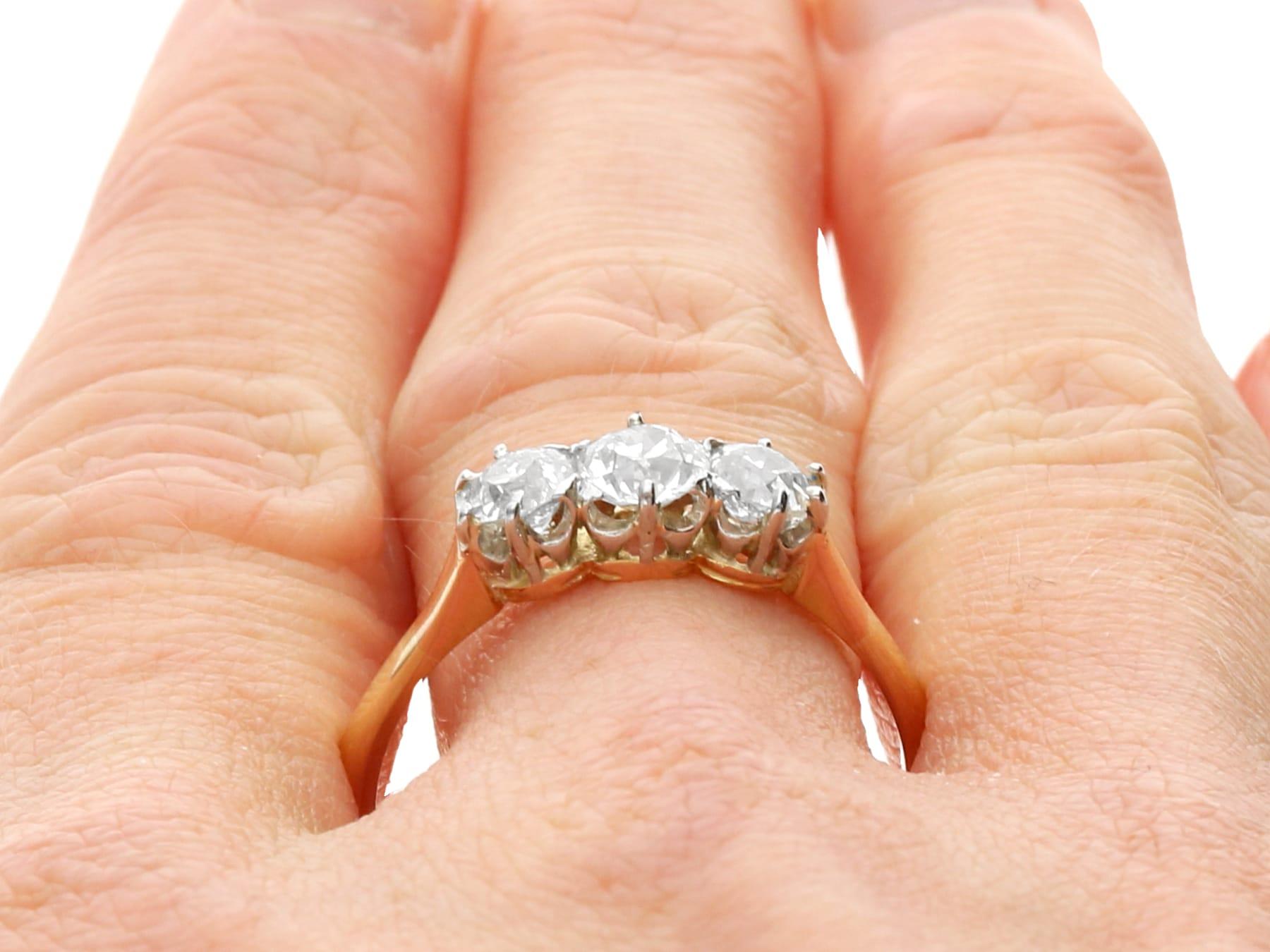 1920er Jahre Antiker 1,14 Karat Diamant und 9k Gelbgold Trilogy-Ring im Angebot 4