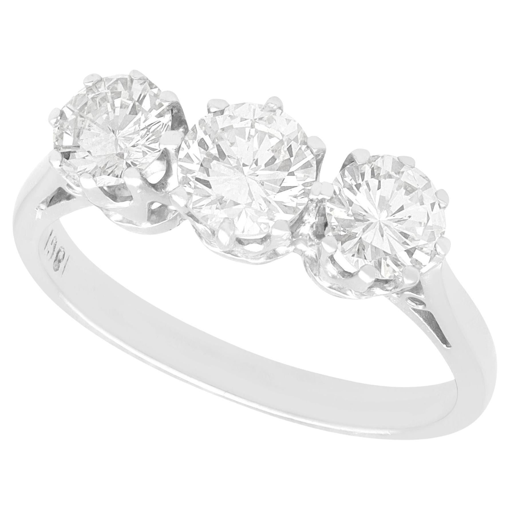 1920er Jahre Antik 1,44 Karat Diamant und 18k Weißgold Trilogie Ring