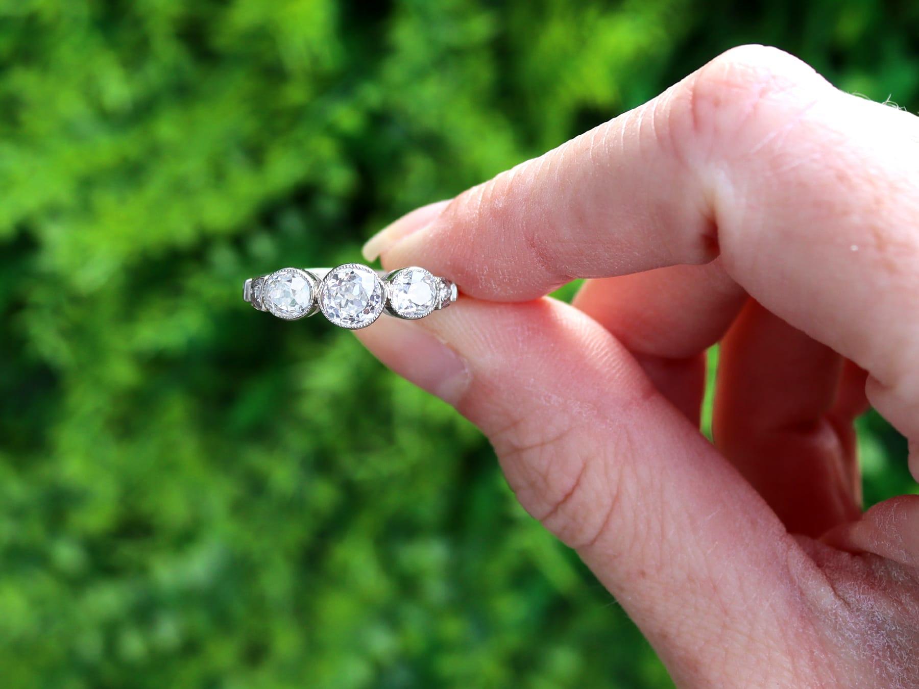 Ein atemberaubender, feiner und beeindruckender Vintage-Ring mit 1,49 Karat aus Diamanten und Platin mit drei Steinen; Teil unserer vielfältigen Sammlungen von antikem Schmuck und Nachlassschmuck.

Dieser atemberaubende, feine und beeindruckende