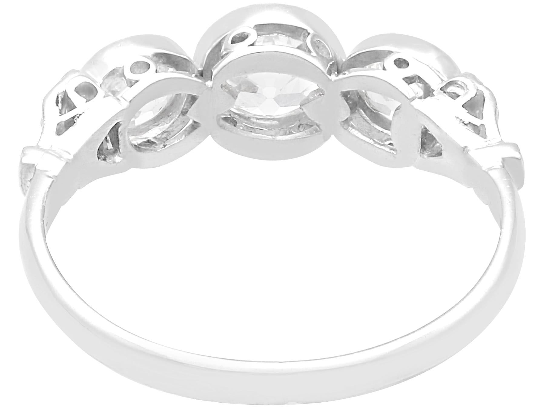 1920er Jahre Antike 1,49 Karat Diamant und Platin Trilogie Ring im Zustand „Hervorragend“ in Jesmond, Newcastle Upon Tyne