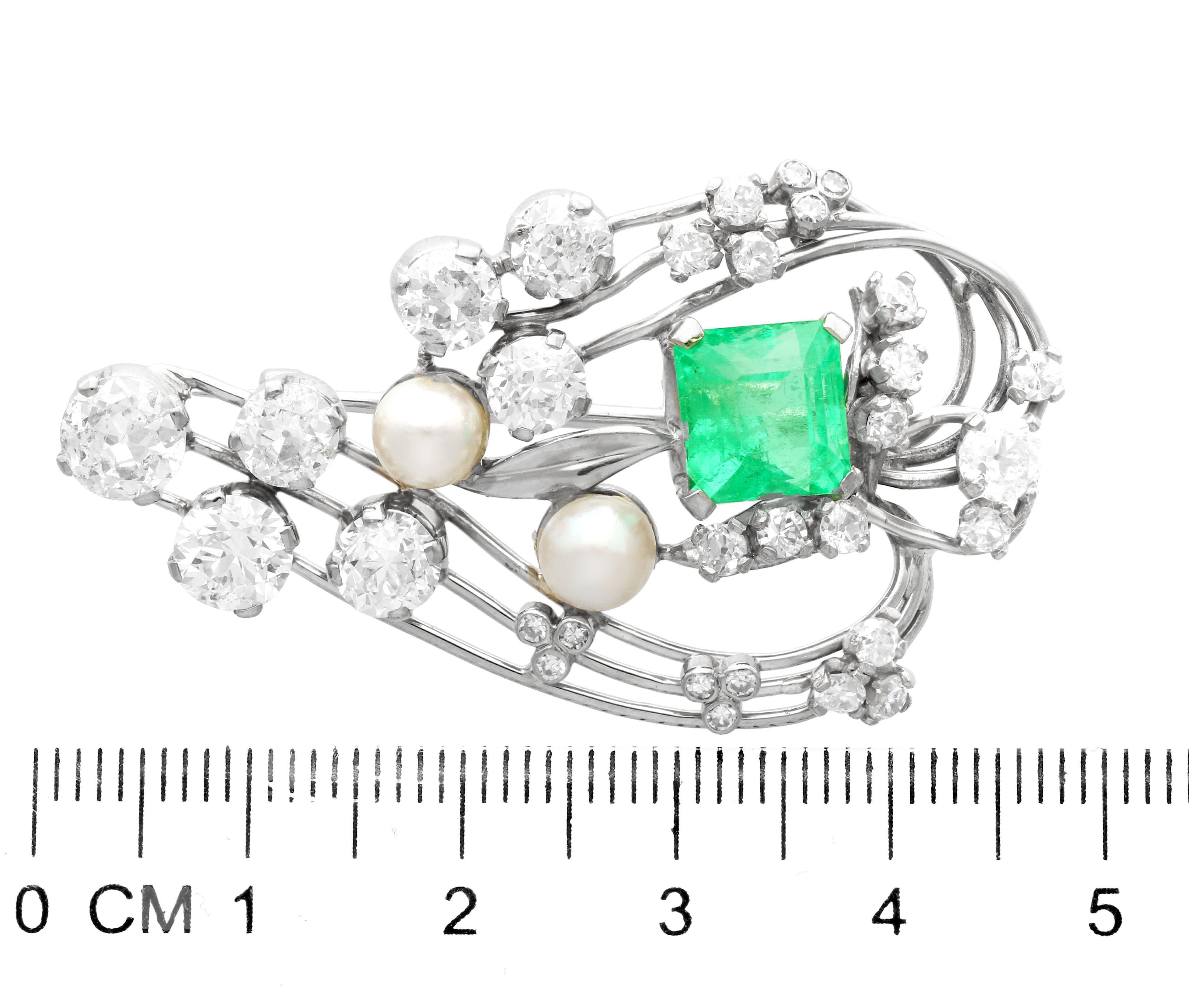 1920s Antique 3.19 Carat Emerald 4.38 Carat Diamond and Pearl Gold Brooch For Sale 1