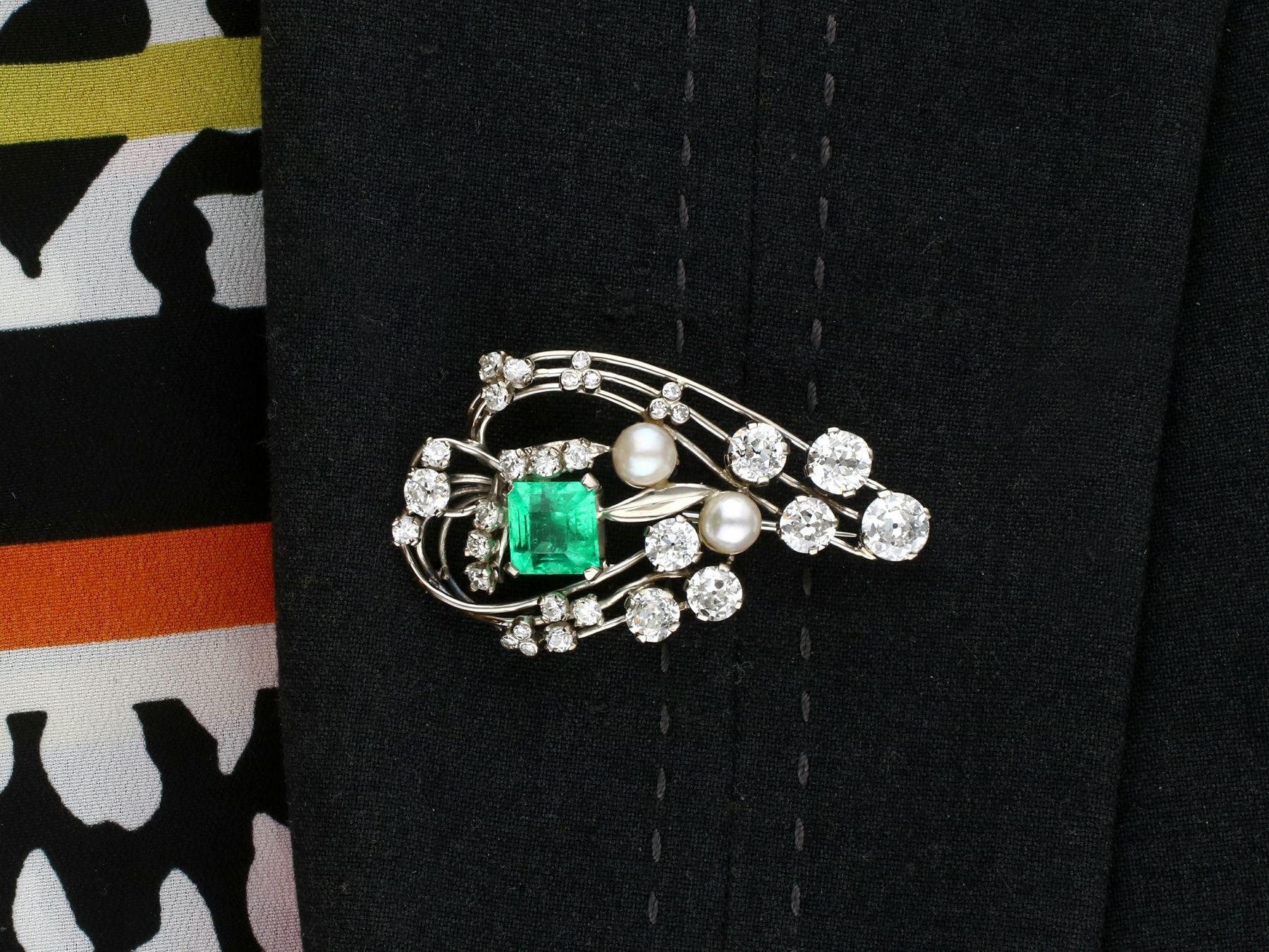 1920s Antique 3.19 Carat Emerald 4.38 Carat Diamond and Pearl Gold Brooch For Sale 2