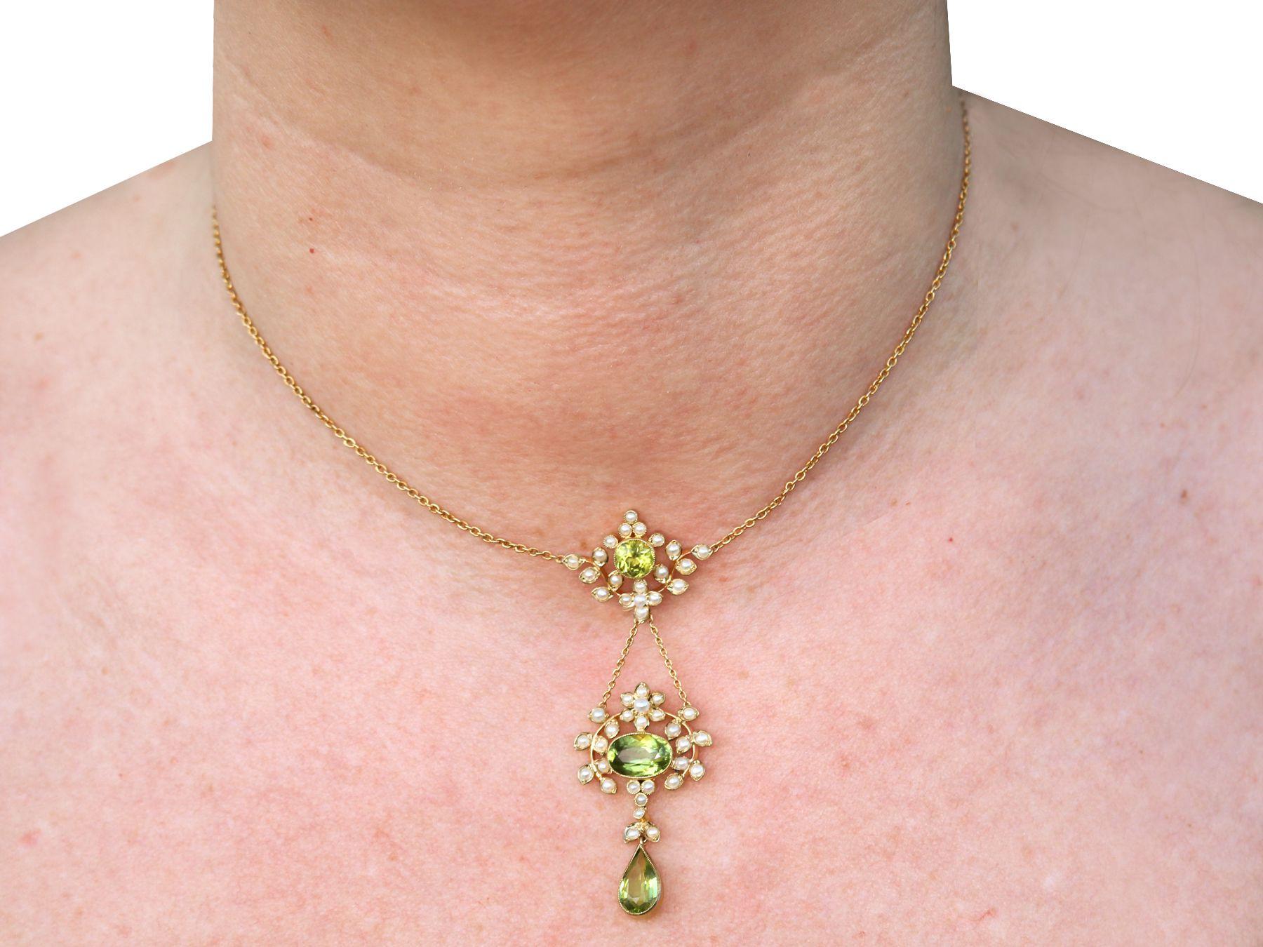 1920s Antique 3.43 Carat Peridot and Seed Pearl Yellow Gold Necklace In Excellent Condition For Sale In Jesmond, Newcastle Upon Tyne