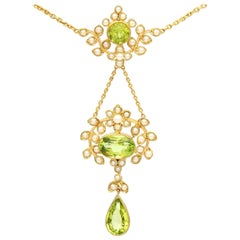 Collana antica degli anni '20 in oro giallo con peridoto e perle di seme da 3,43 carati
