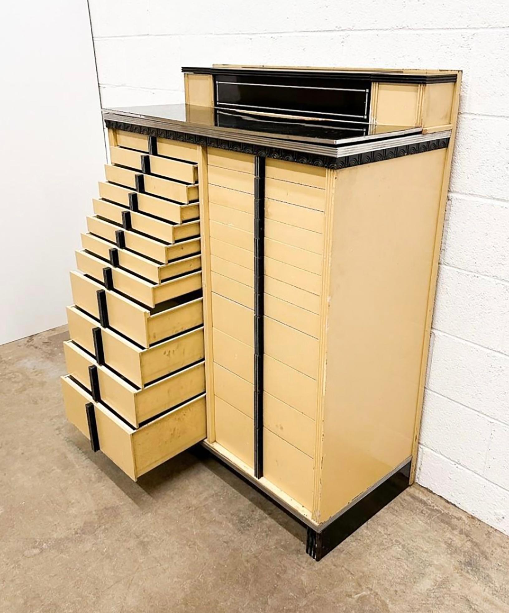 Début du 20ème siècle Années 1920 Art Déco American Cabinet Co. Cabinet en vente