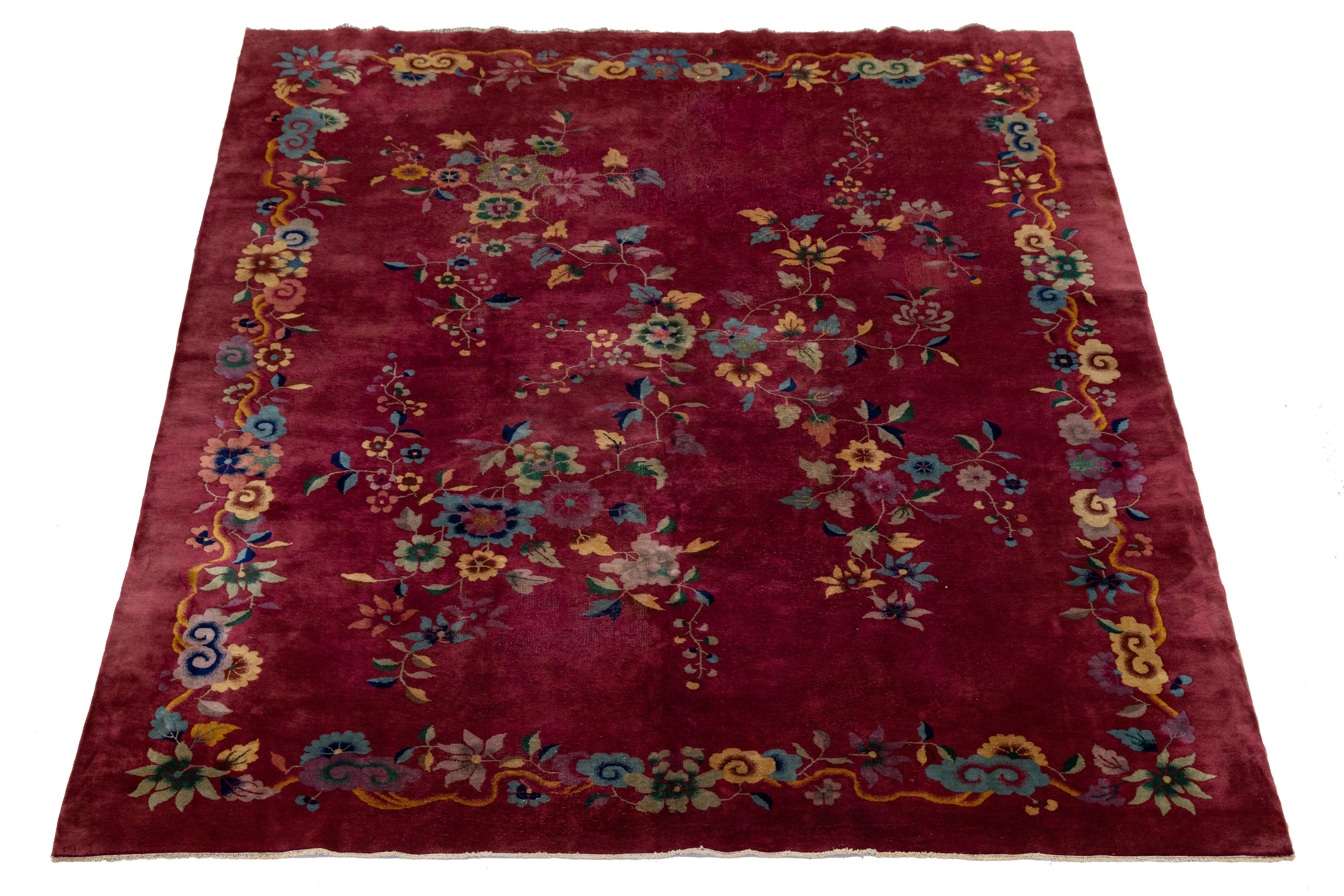 Dieser antike chinesische Art-Déco-Teppich ist aus Wolle handgeknüpft. Der rote Hintergrund ist mit einem mehrfarbigen, eleganten Blumenmuster verziert.


Dieser Teppich misst 8'10