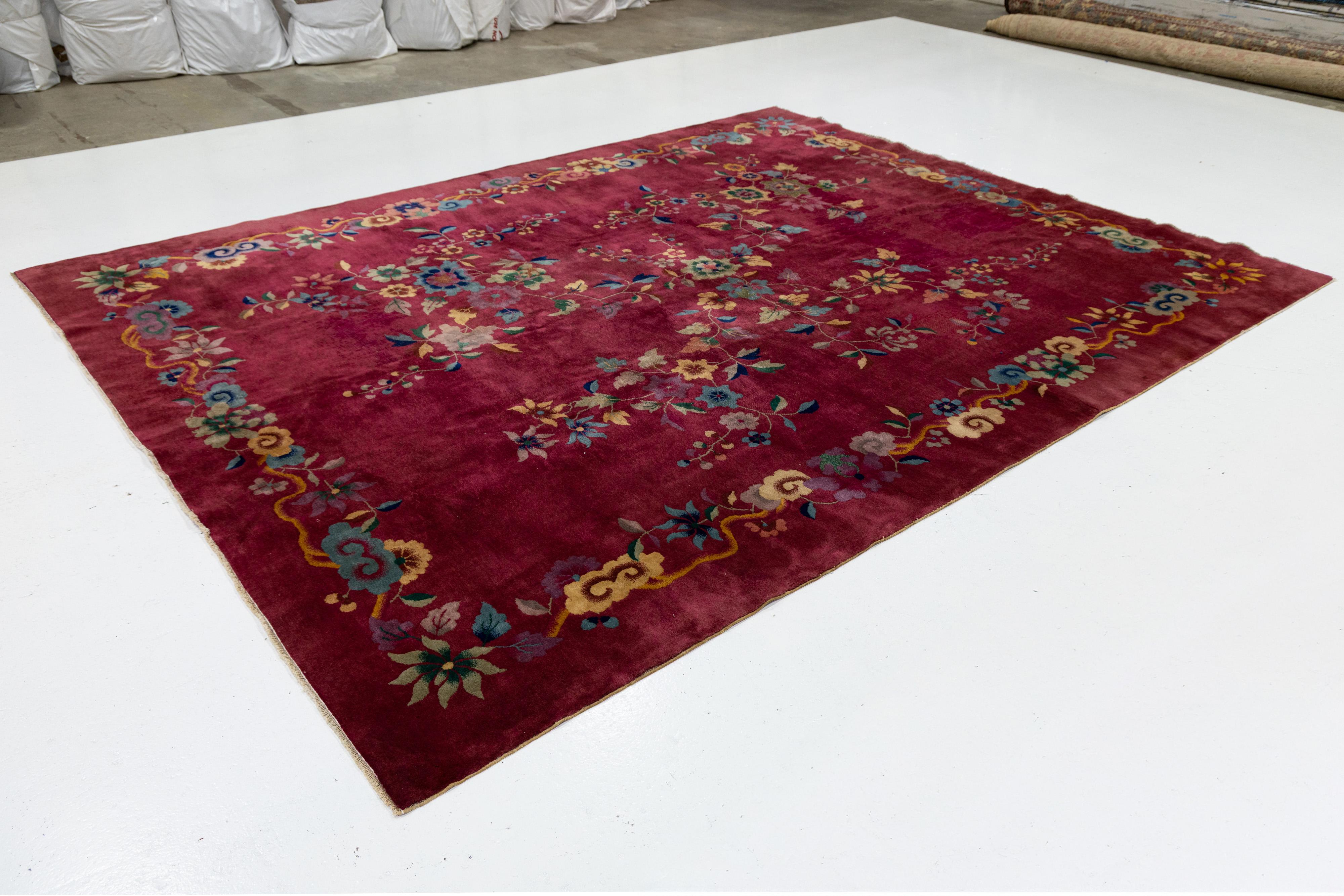 1920er Jahre Antike Art Deco Chinesisch Rot Wolle Teppich mit Blumenmuster im Zustand „Gut“ im Angebot in Norwalk, CT
