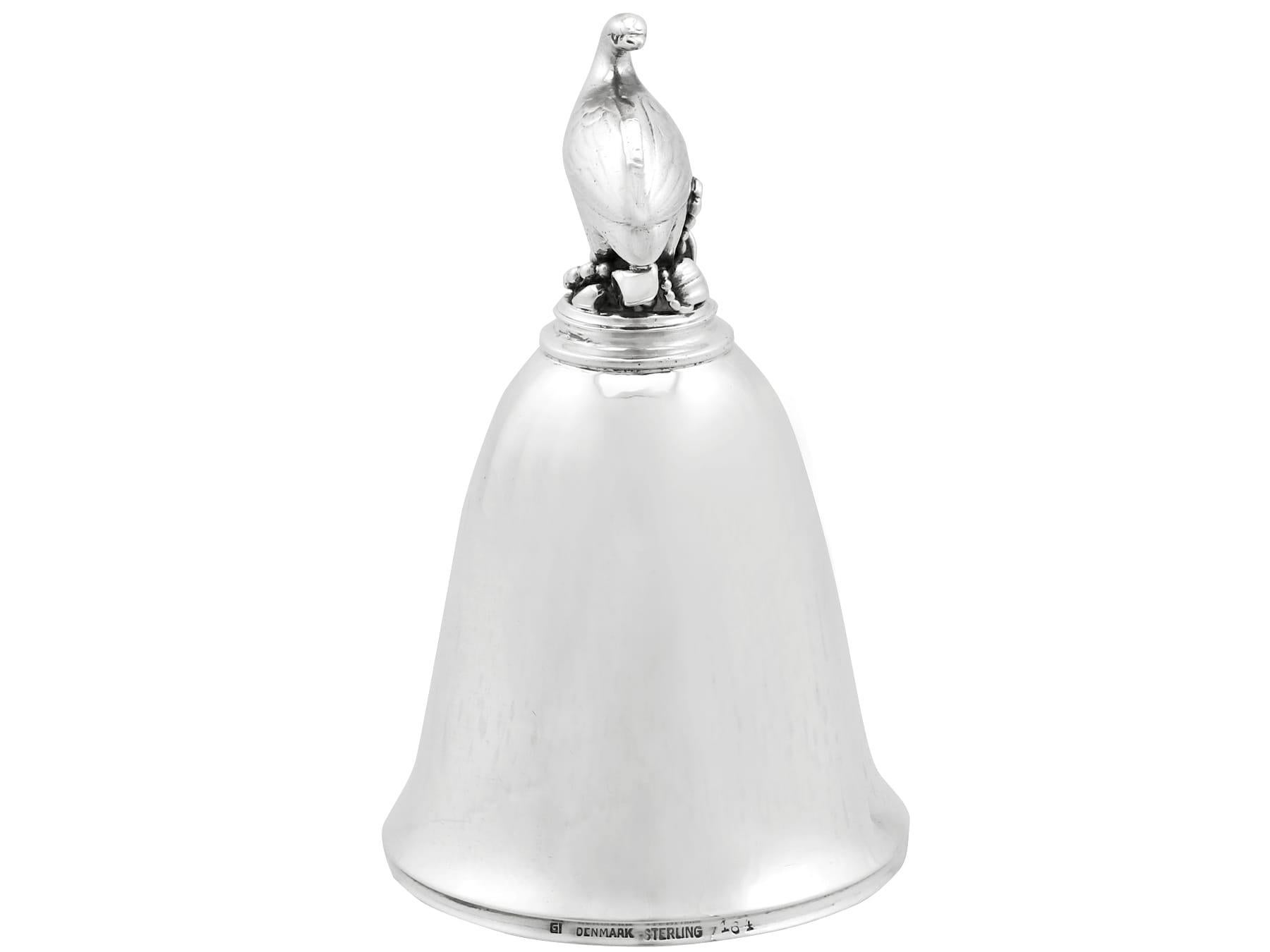 Une exceptionnelle, fine et impressionnante cloche de table danoise ancienne en argent sterling dans le style Arte Antiques ; un ajout à notre gamme d'argenterie ornementale.

Cette exceptionnelle cloche de table ancienne en argent sterling danois