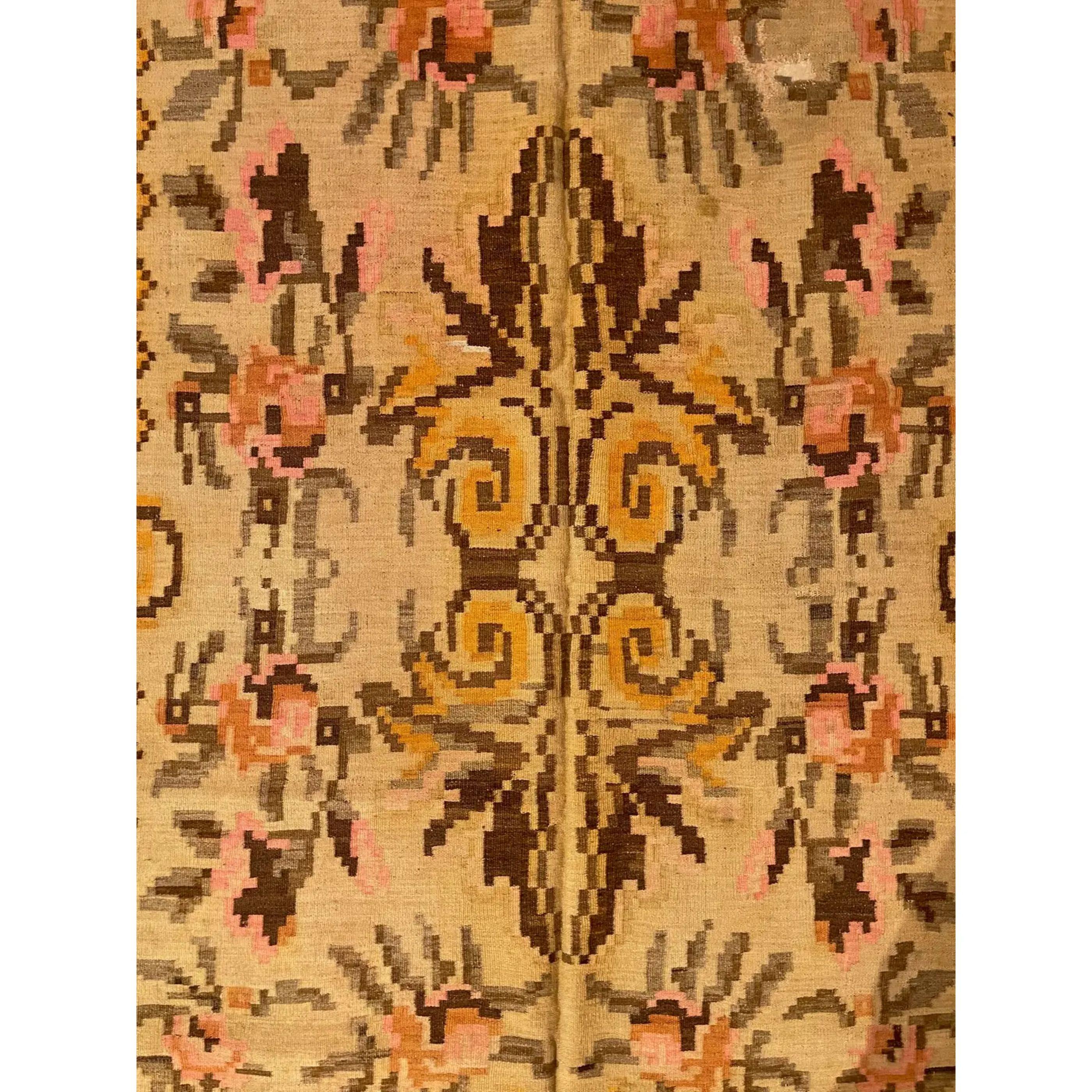 Les anciens Rug & Kilim de Bessarabie, qu'ils soient tissés en velours ou en tapisserie, comptent parmi les plus beaux tapis produits en Europe. La plupart des kilims de Bessarabie ont été tissés entre le milieu et la fin du XIXe siècle, bien que