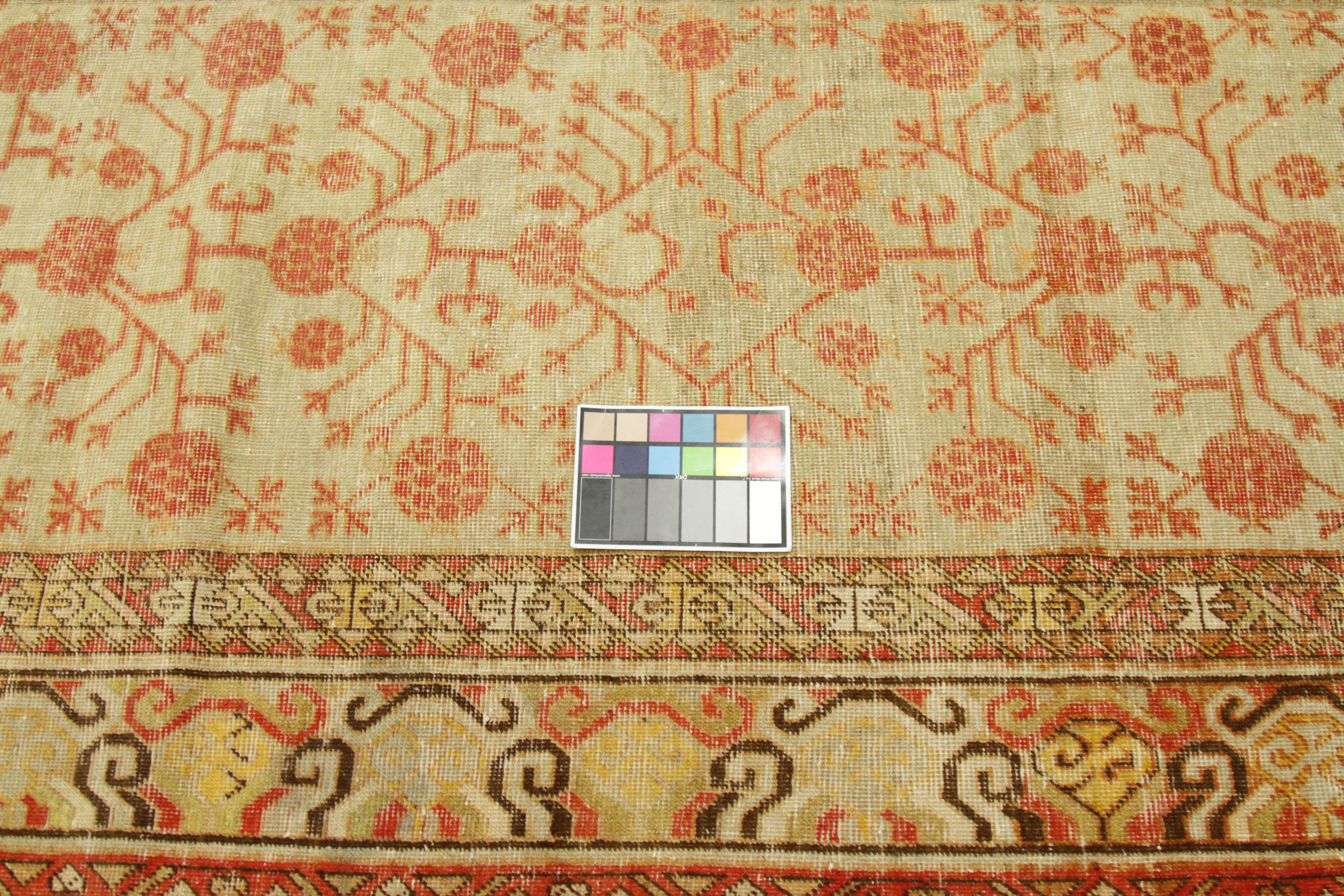 1920 Alfombra antigua de Asia Central de diseño Khotan con motivos beige y naranjaq principios del siglo XX en venta
