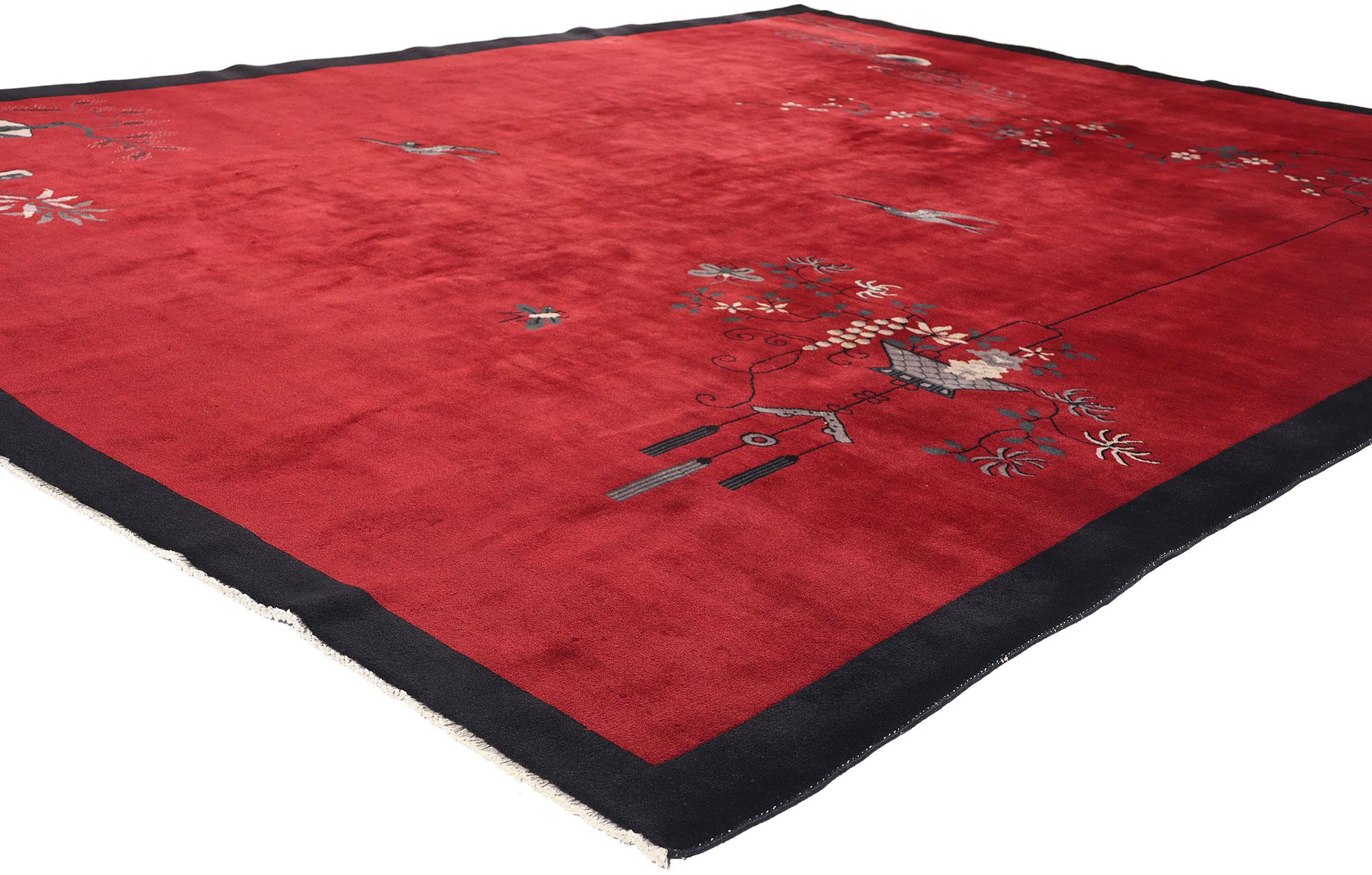 79213 Antiker chinesischer Art-Déco-Teppich, 08'10 x 11'03. Dieser handgeknüpfte, antike chinesische Art-Déco-Teppich aus Wolle, der in rubinrotes Licht getaucht ist, entfaltet sich wie eine ruhige, abendliche Schriftrolle, durchdrungen von Eleganz