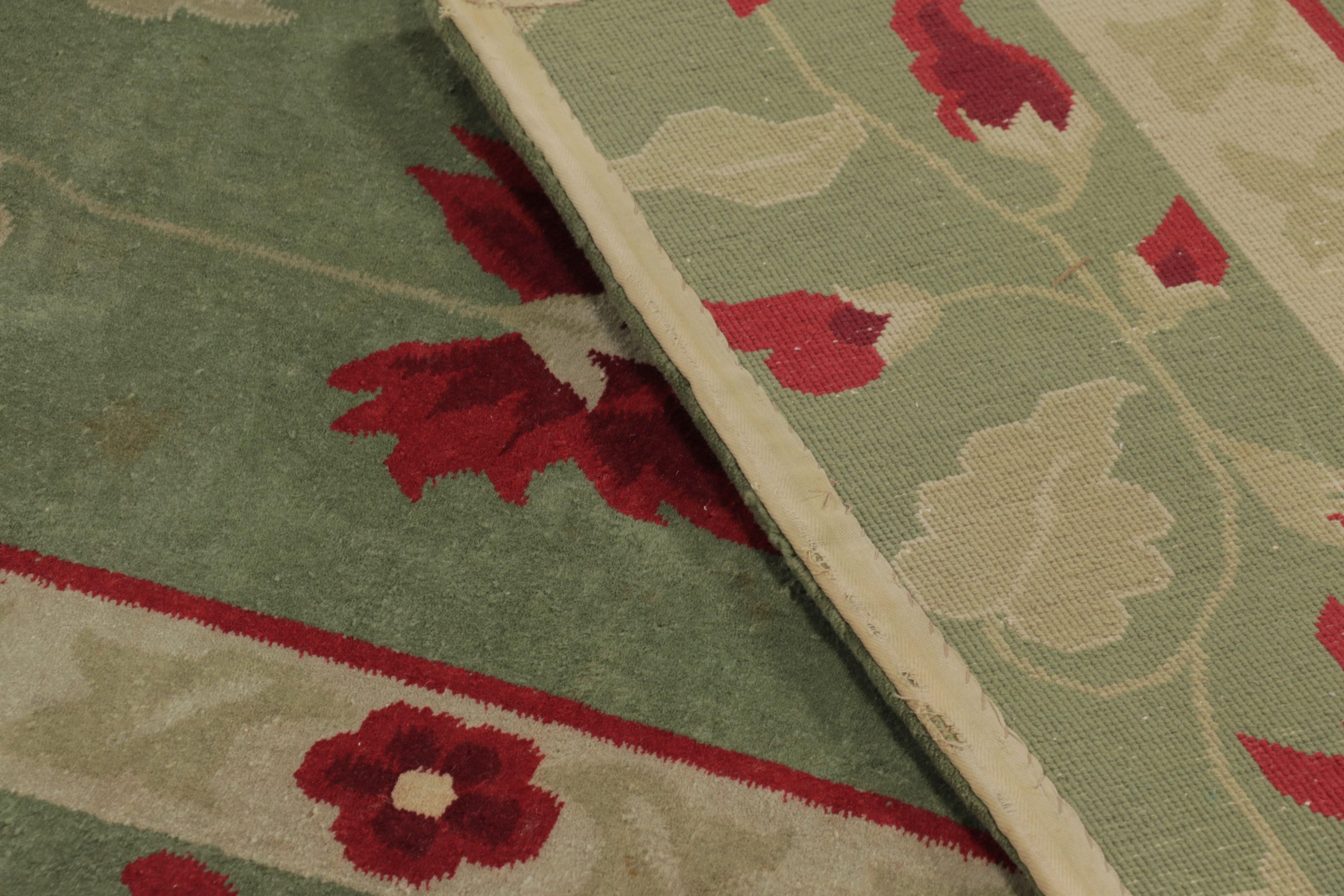 Laine Tapis chinois ancien Art Deco des années 1920, vert Sage avec motif floral - Rug & Kilim en vente