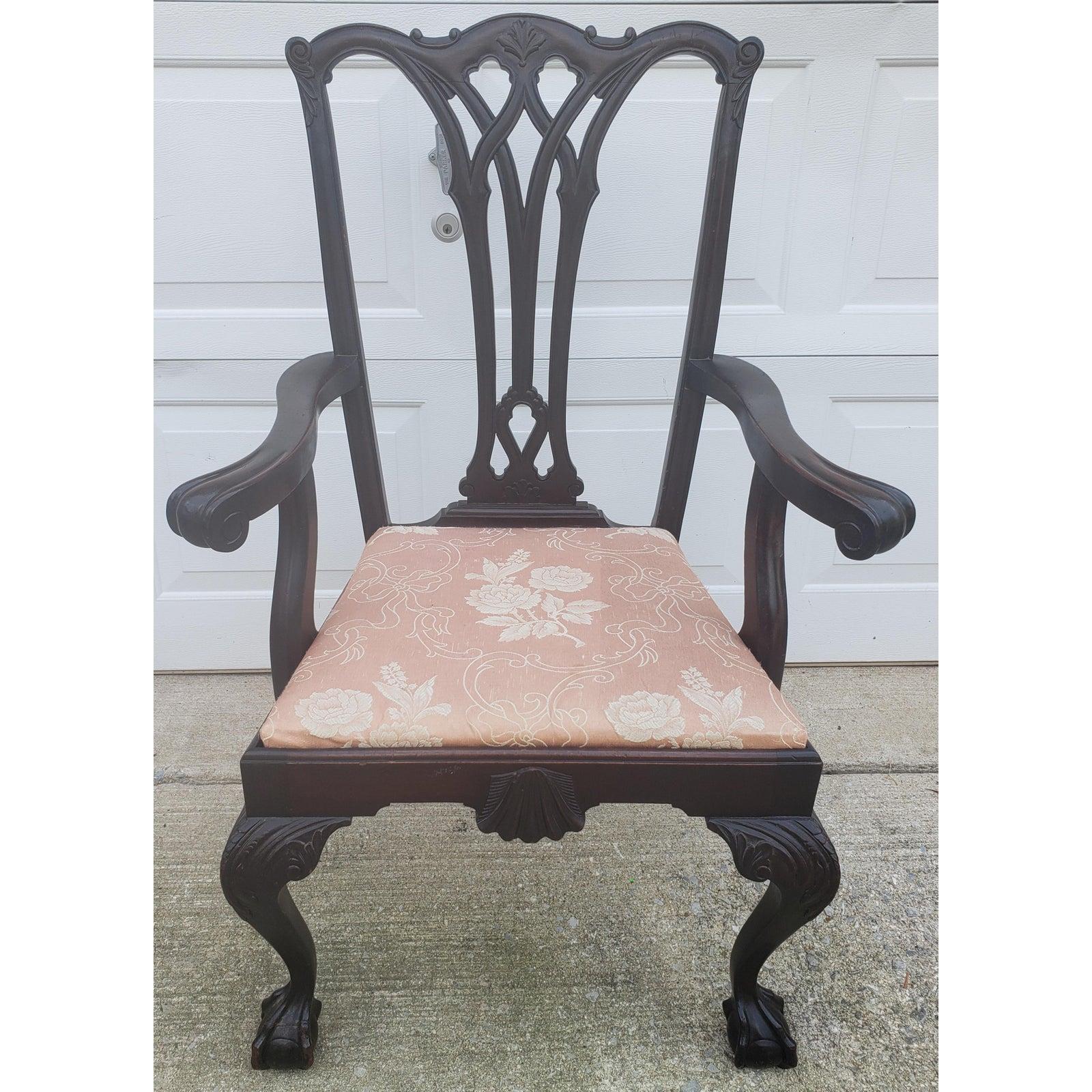 Antiker geschnitzter Mahagoni-Sessel im Chippendale-Stil aus den 1920er Jahren.
Dieser Stuhl ist sehr stabil und in gutem Zustand.
Einige Schrammen hier und da im Einklang mit Alter und normalen Gebrauch. Die Maße sind 27,5 