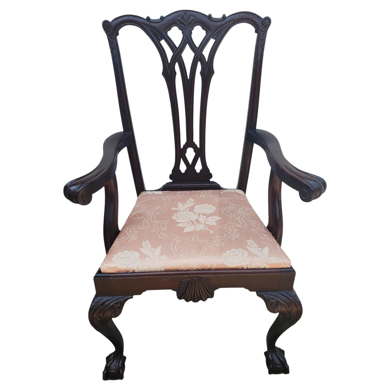 Antiker geschnitzter Mahagoni-Sessel im Chippendale-Stil aus den 1920er Jahren mit Kugel und 