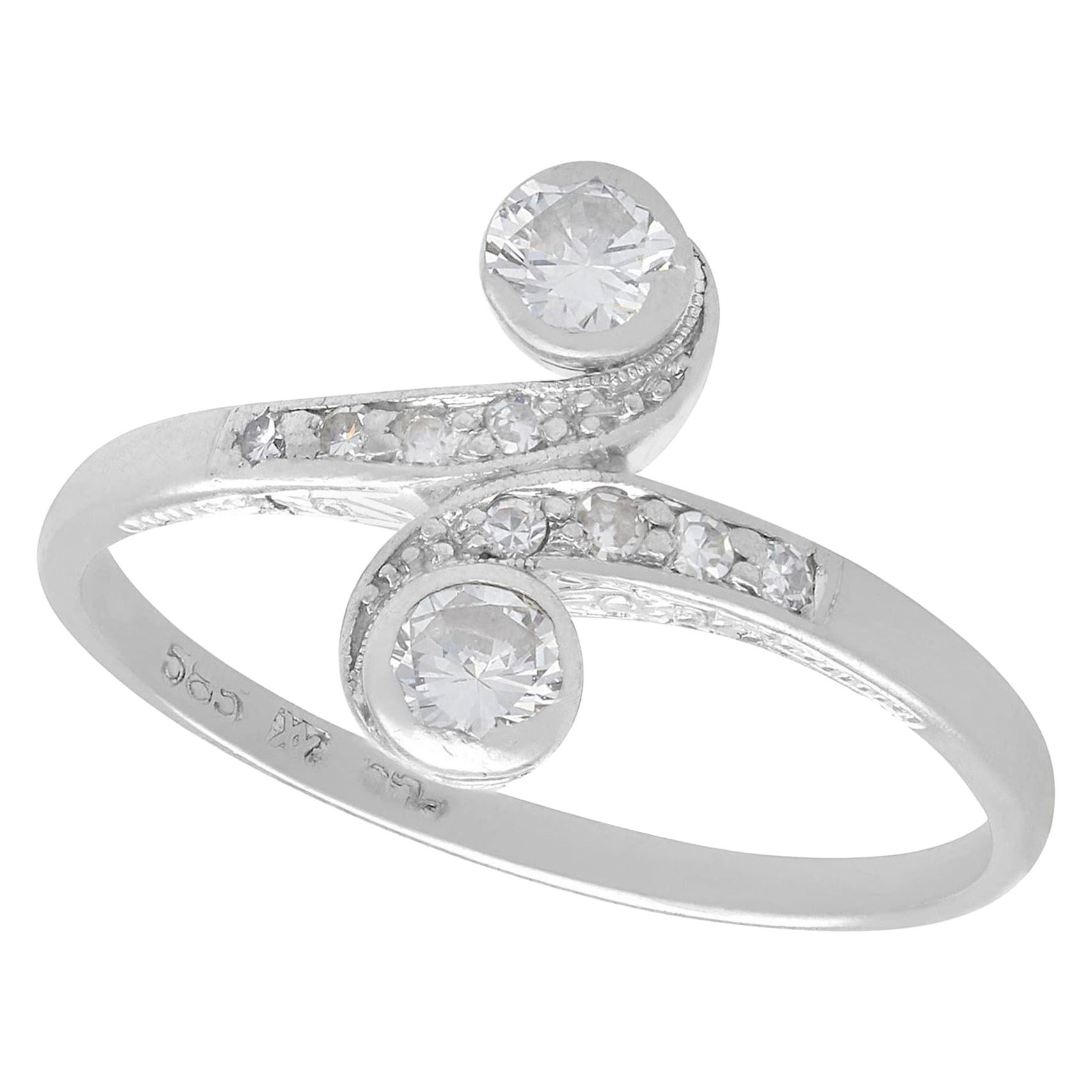 Anillo de compromiso Twist de oro blanco y diamantes antiguos de los años 20