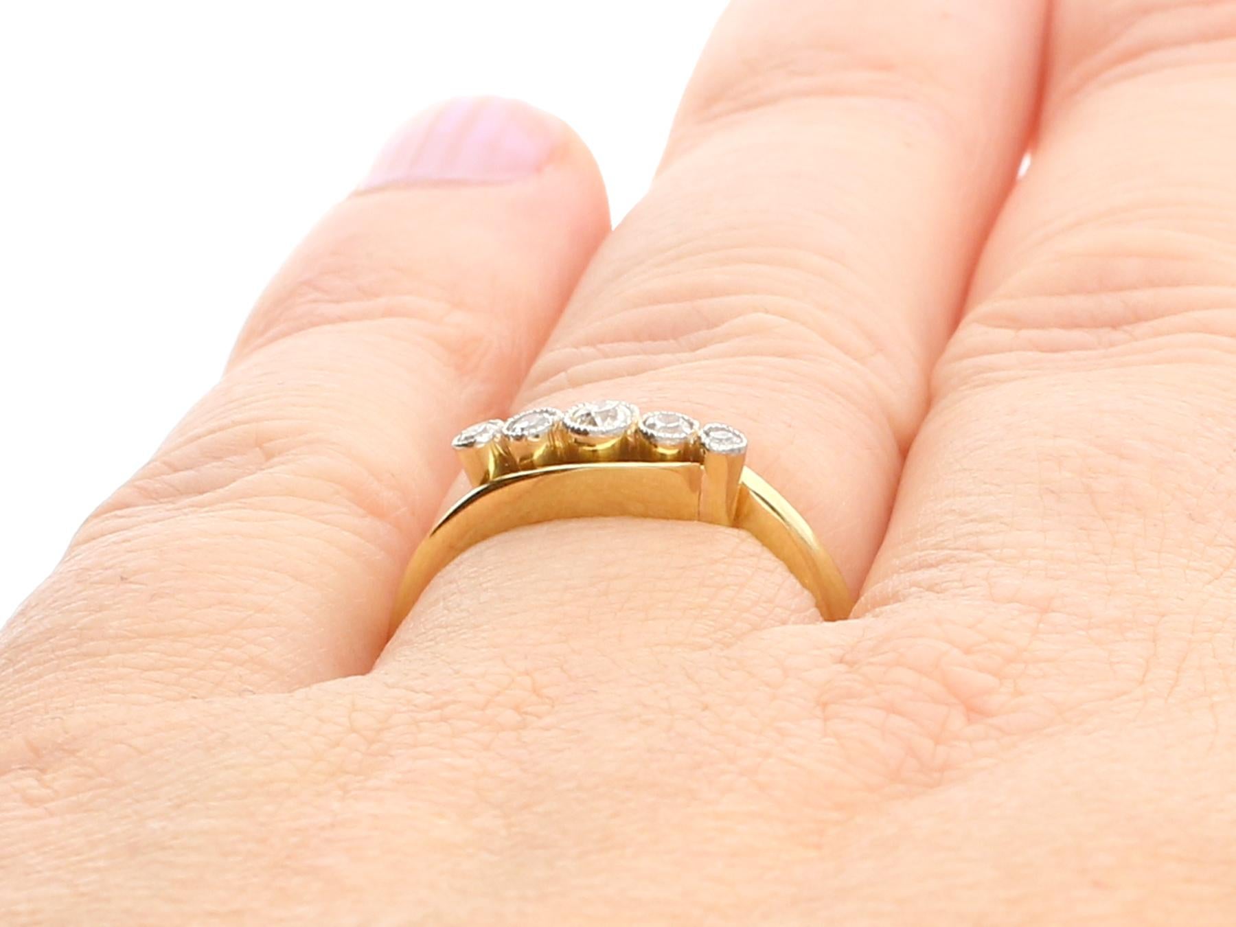 Antiker Fünf-Stein-Ring aus Diamant und Gelbgold aus den 1920er Jahren im Angebot 3