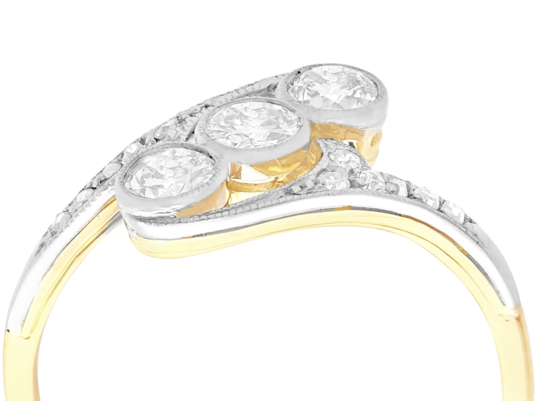 Eine beeindruckende antike 1920er Jahre 0,62 Karat Diamant und 18 Karat Gelbgold, 18 Karat Weißgold Set Trilogie Twist Ring; Teil unserer vielfältigen antiken Schmucksammlungen.

Dieser feine und beeindruckende Trilogie-Diamantring wurde in 18 Karat