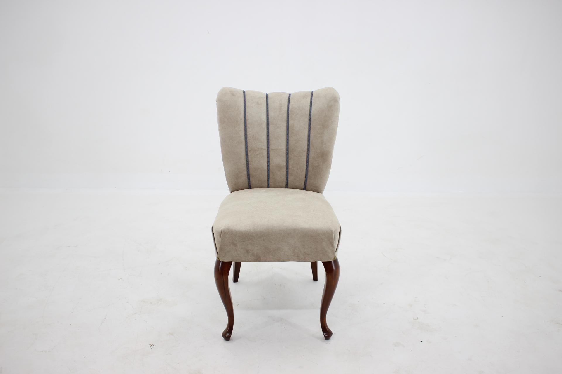 - Newly upholstered 
- The wooden legs have been repolished 
- Seat with springs
- High of seat 47 cm.