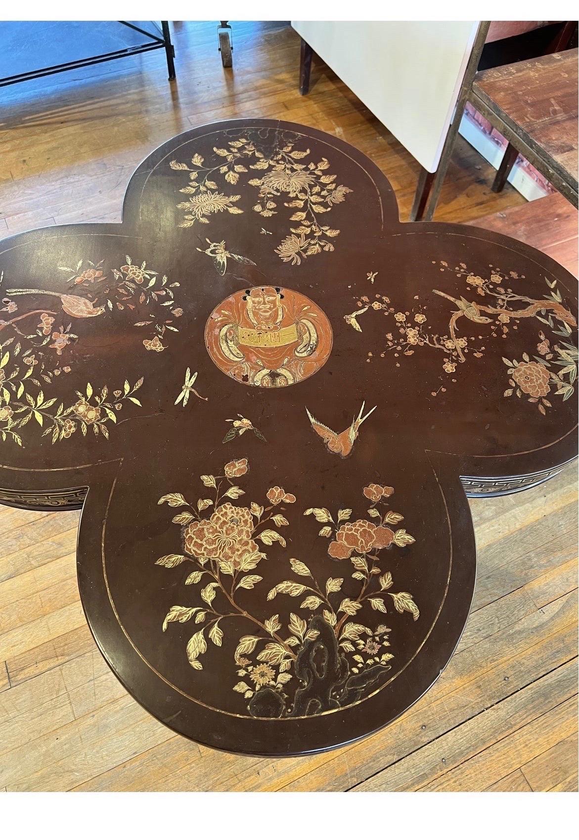 Antiker englischer Chinoiserie-Lack-Mitteltisch aus den 1920er Jahren mit Dekoration und vergoldetem Holz im Zustand „Gut“ im Angebot in Atlanta, GA