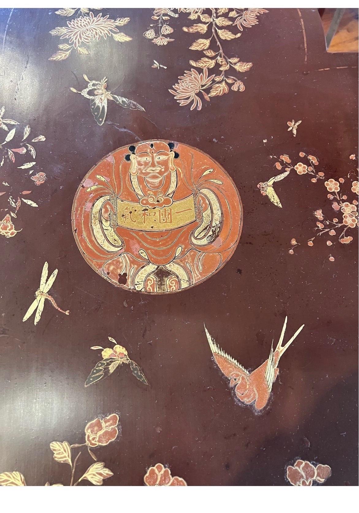 Antiker englischer Chinoiserie-Lack-Mitteltisch aus den 1920er Jahren mit Dekoration und vergoldetem Holz (20. Jahrhundert) im Angebot