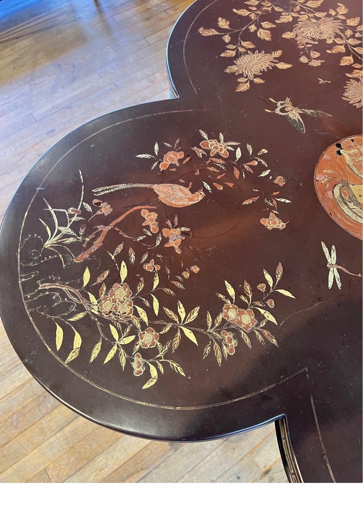 Antiker englischer Chinoiserie-Lack-Mitteltisch aus den 1920er Jahren mit Dekoration und vergoldetem Holz im Angebot 1