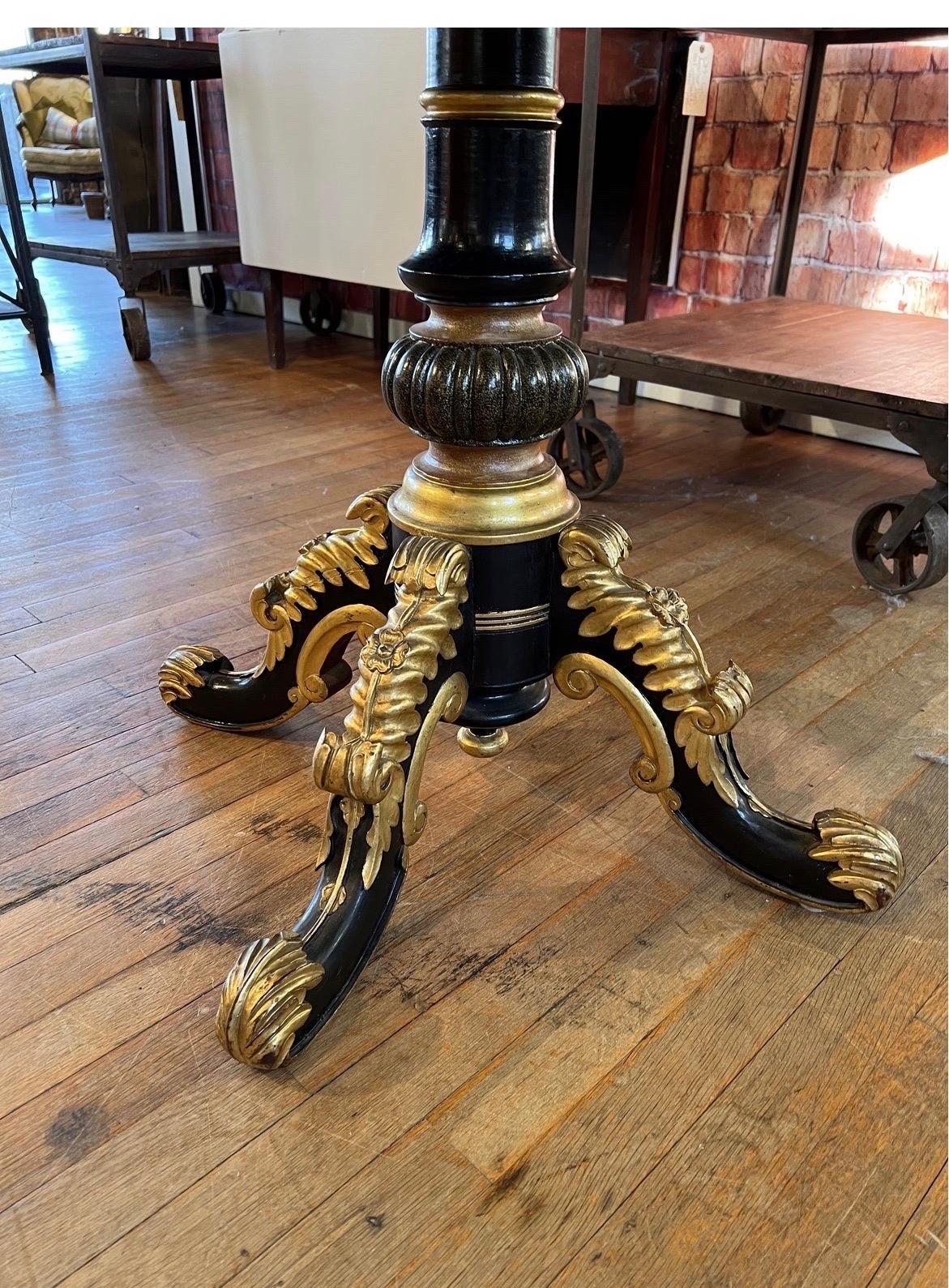 1920s, Antique English Chinoiserie Lacquer Decorated & Gilt Wood Center Table For Sale 3