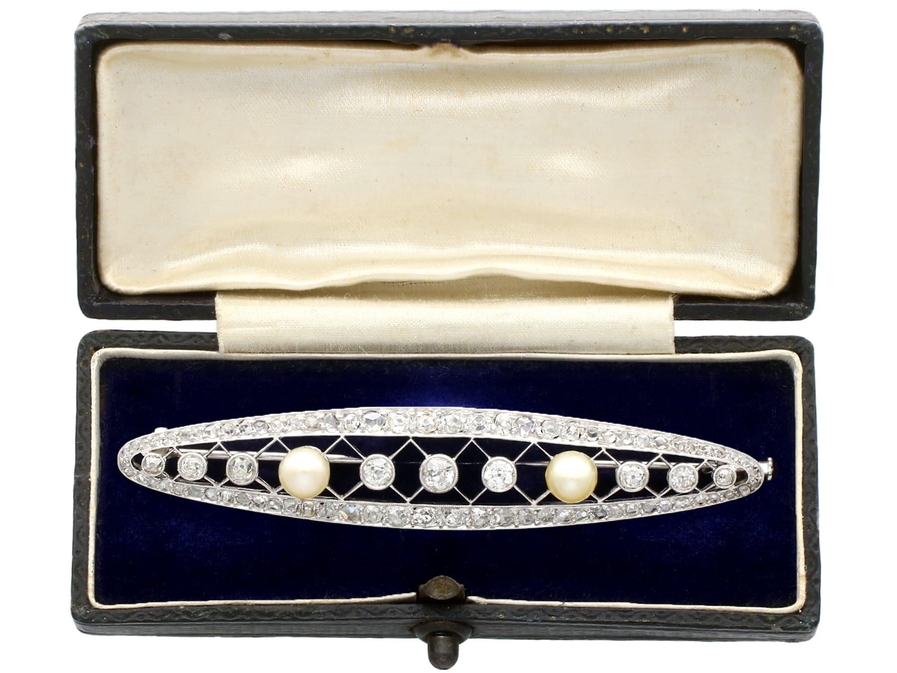 Une belle et impressionnante broche ancienne en platine, ornée d'un diamant de 3,46 carats et d'une perle naturelle. Elle fait partie de notre collection de bijoux anciens et de bijoux de succession.

Cette exceptionnelle broche en perles anciennes