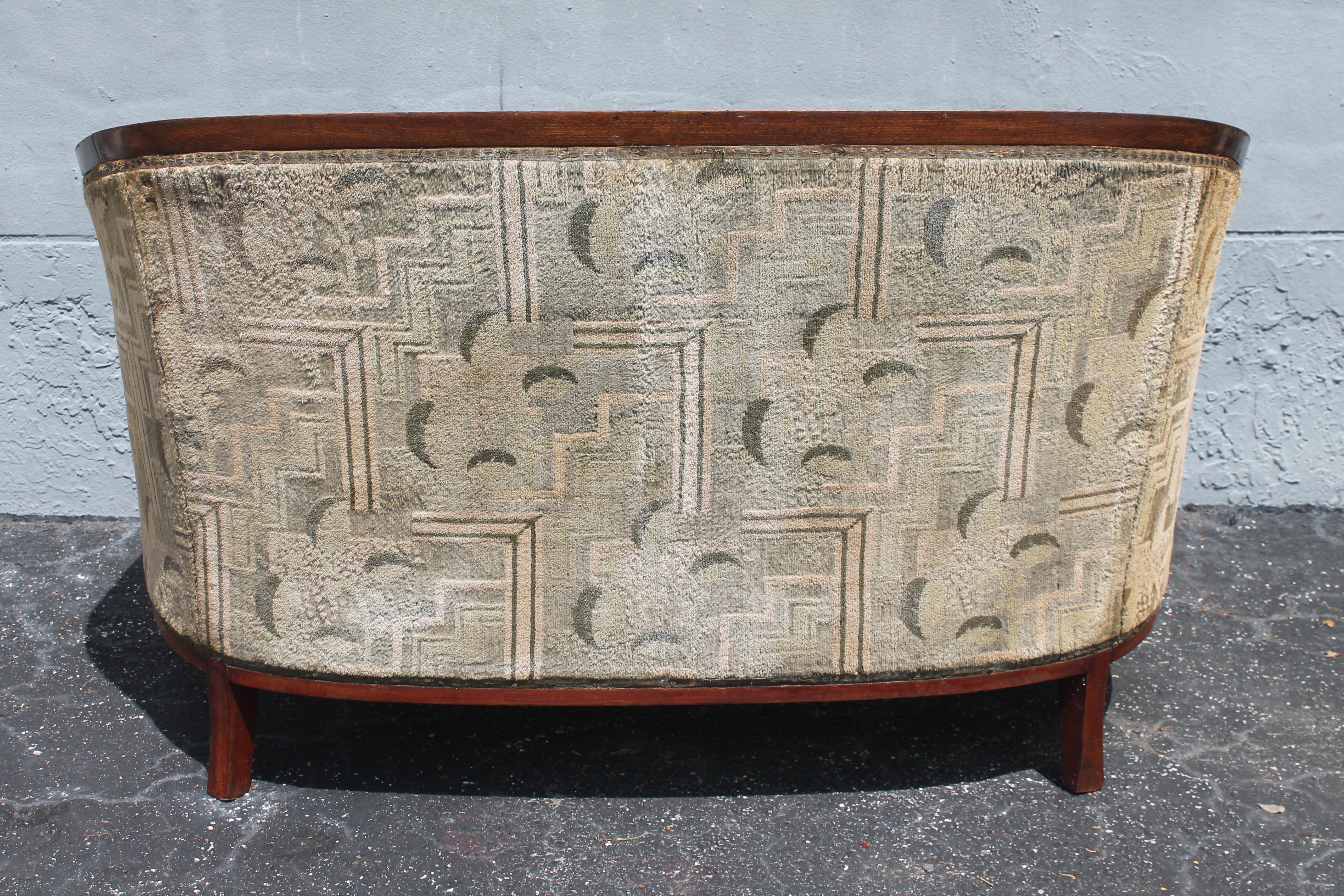 Canapé / sofa ancien en noyer sculpté Art Déco français des années 1920 en vente 2