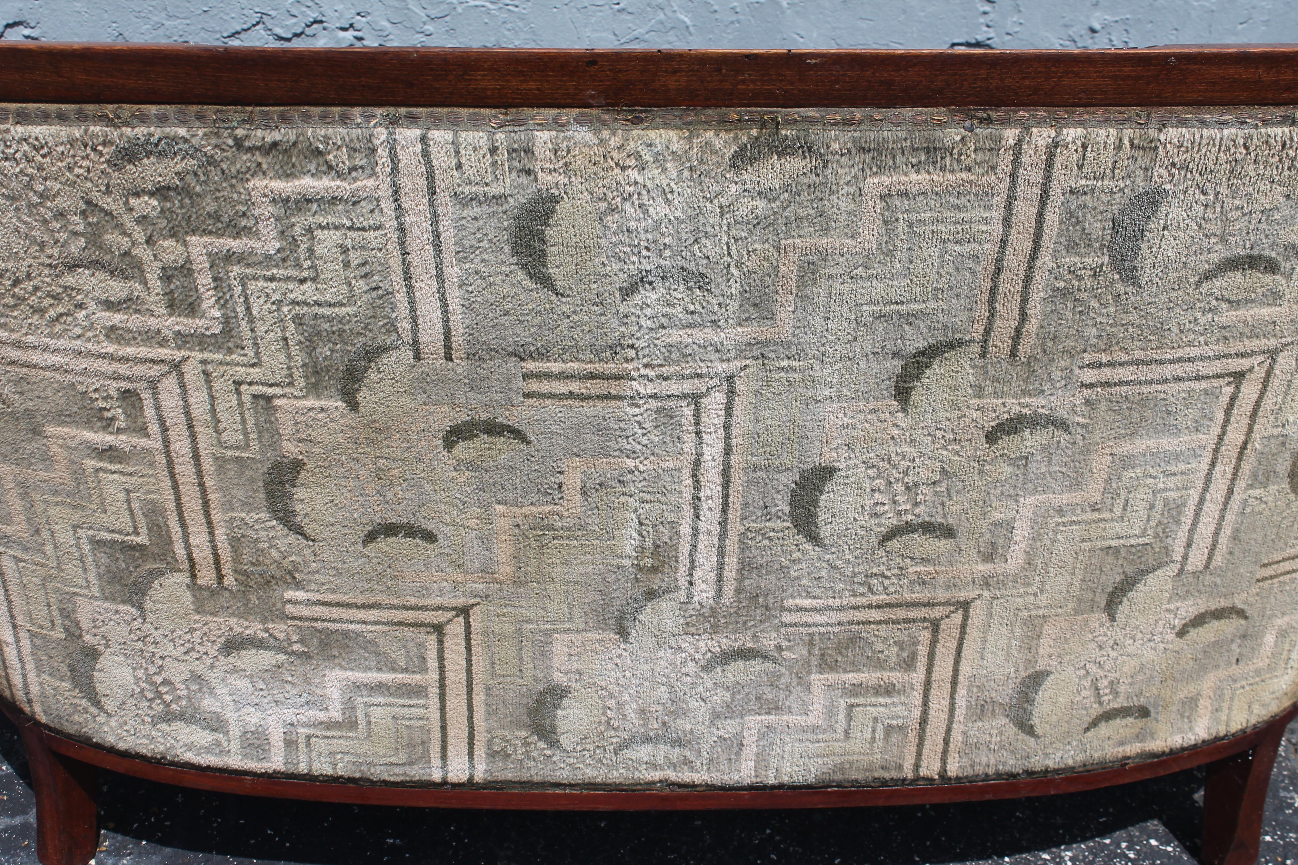 Canapé / sofa ancien en noyer sculpté Art Déco français des années 1920 en vente 3