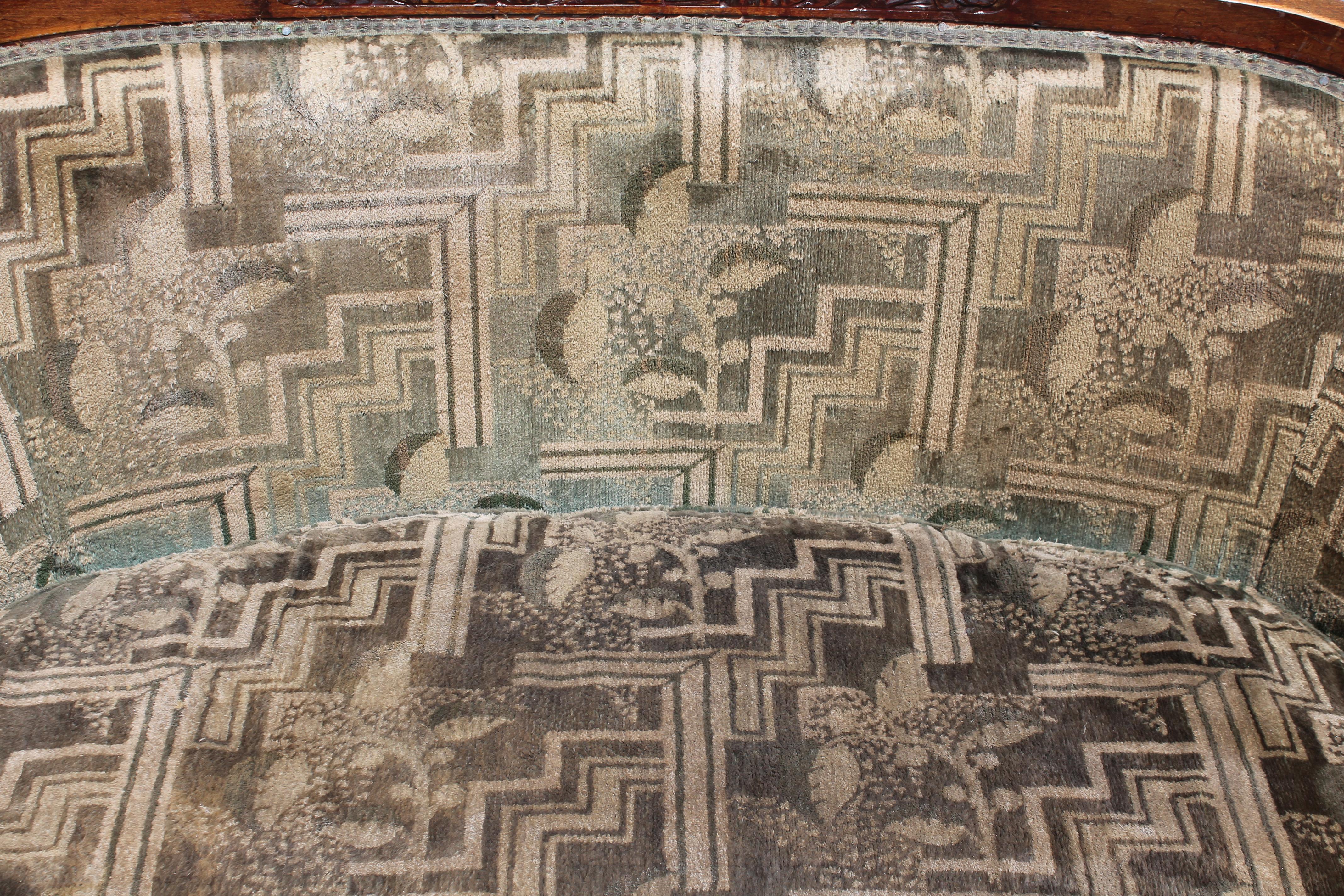 Canapé / sofa ancien en noyer sculpté Art Déco français des années 1920 en vente 4