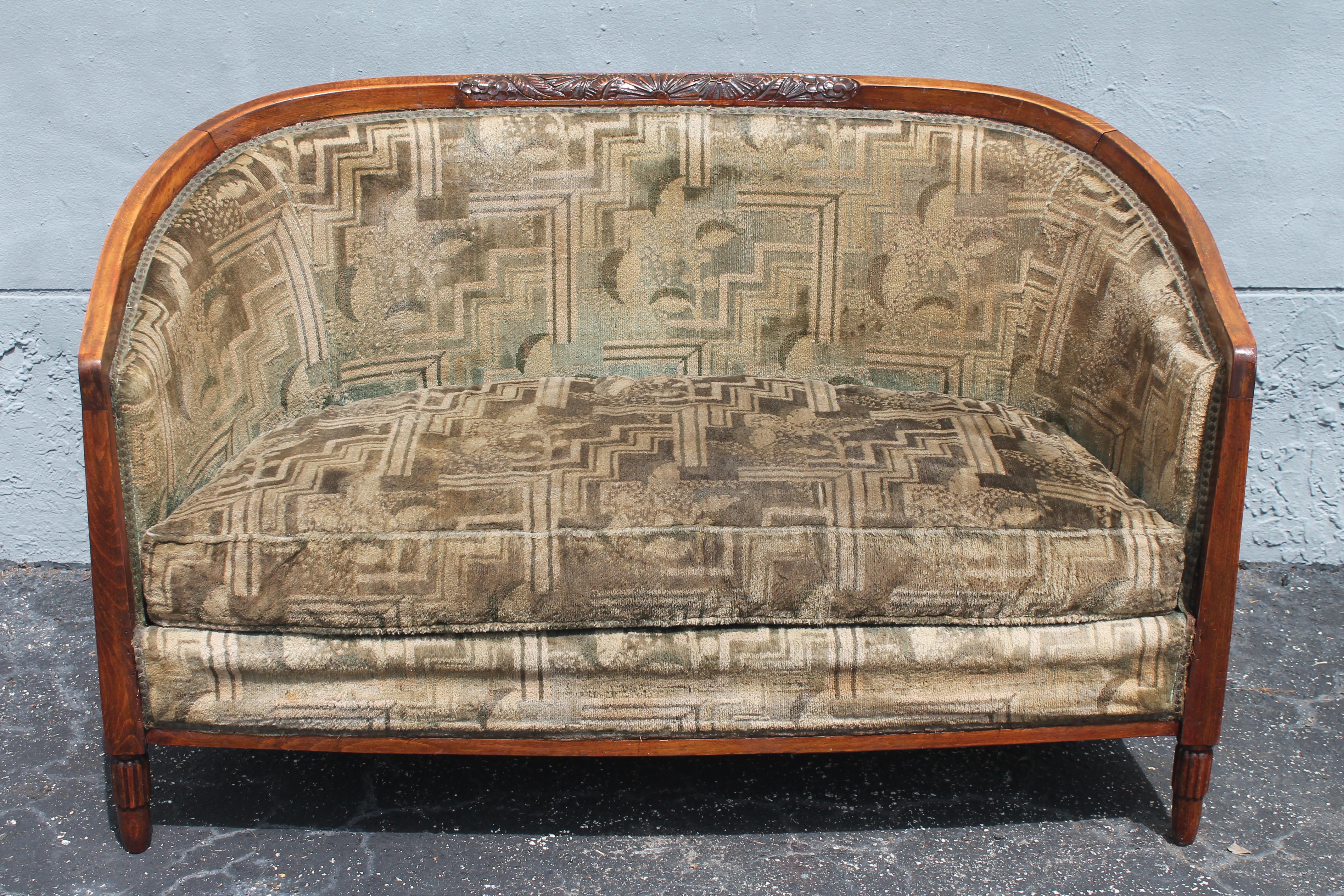 Canapé / sofa ancien en noyer sculpté Art Déco français des années 1920 en vente 6