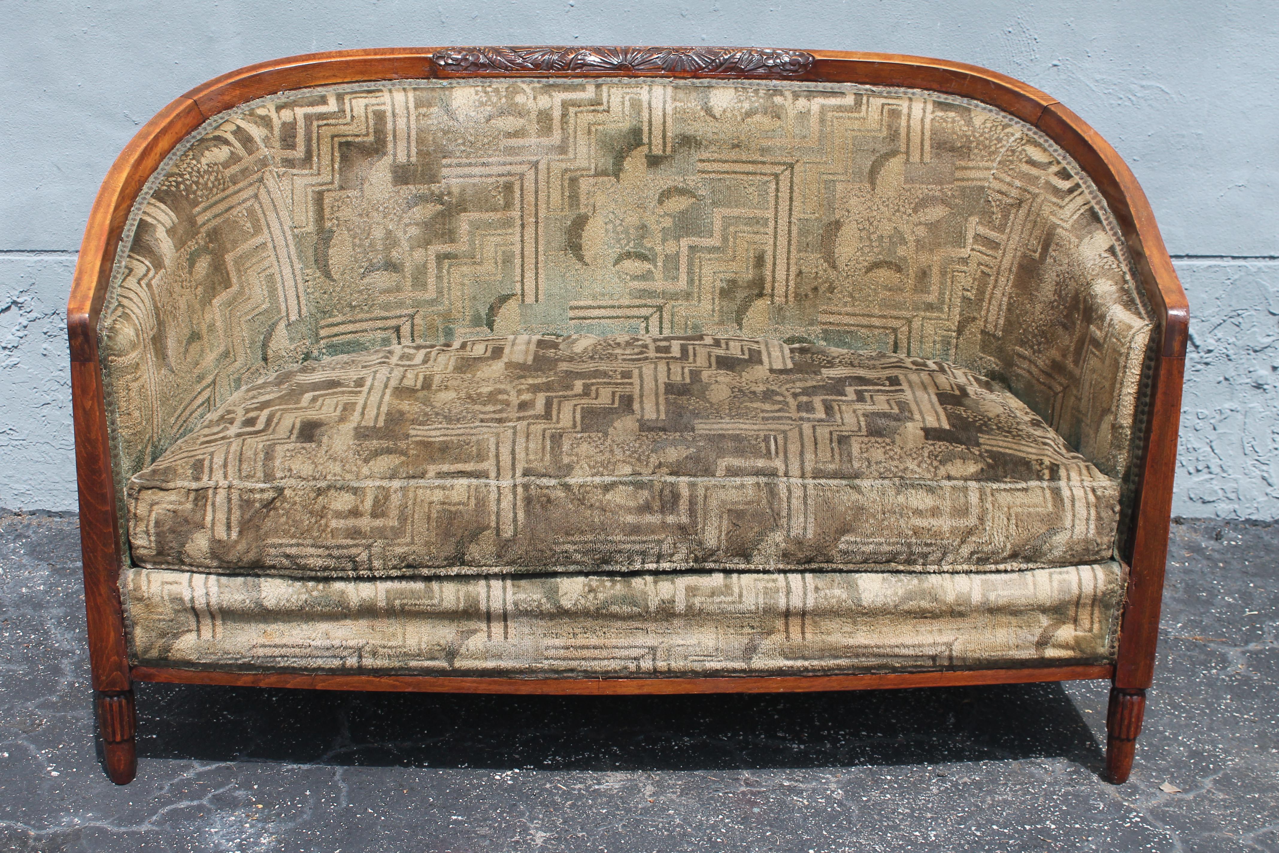 Art déco Canapé / sofa ancien en noyer sculpté Art Déco français des années 1920 en vente