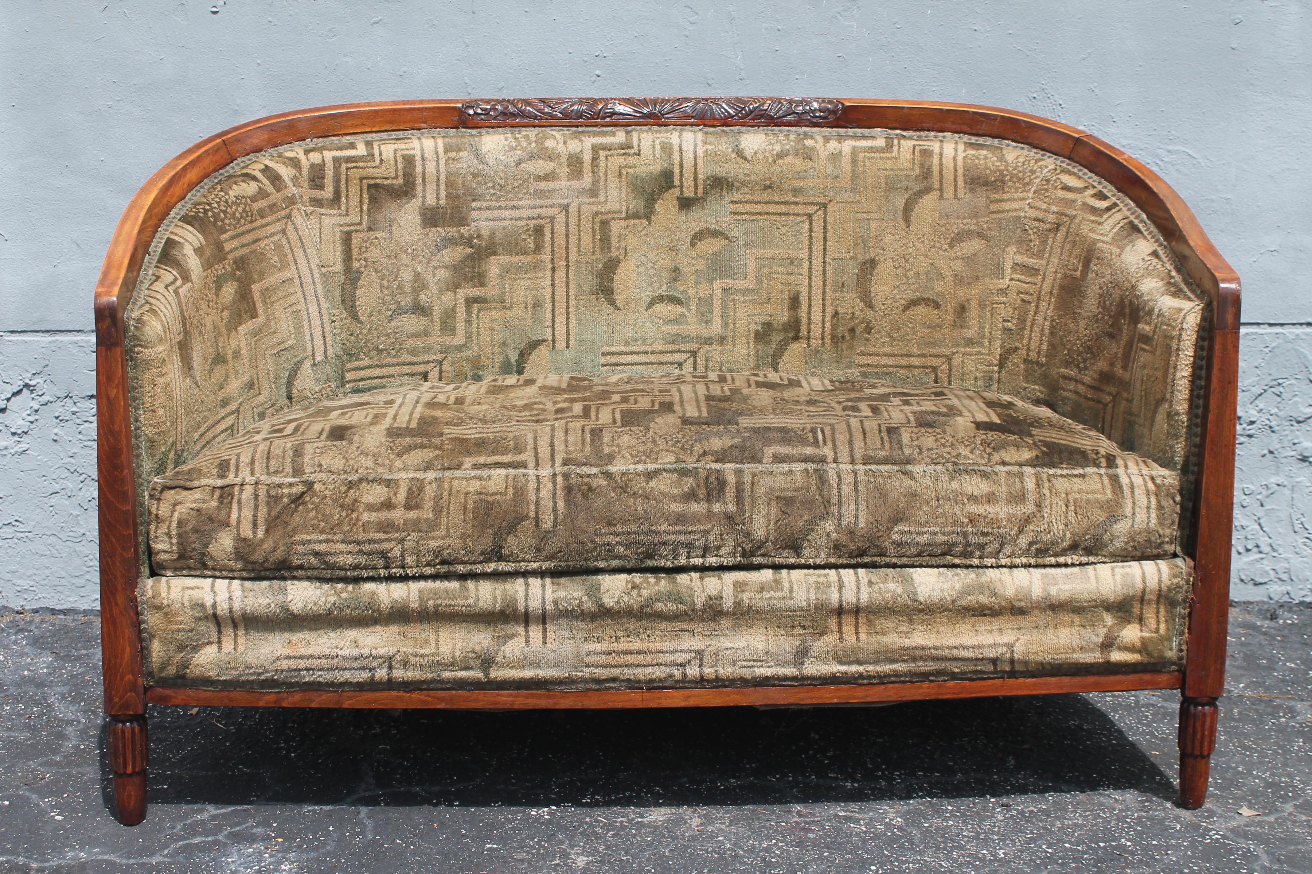 Français Canapé / sofa ancien en noyer sculpté Art Déco français des années 1920 en vente