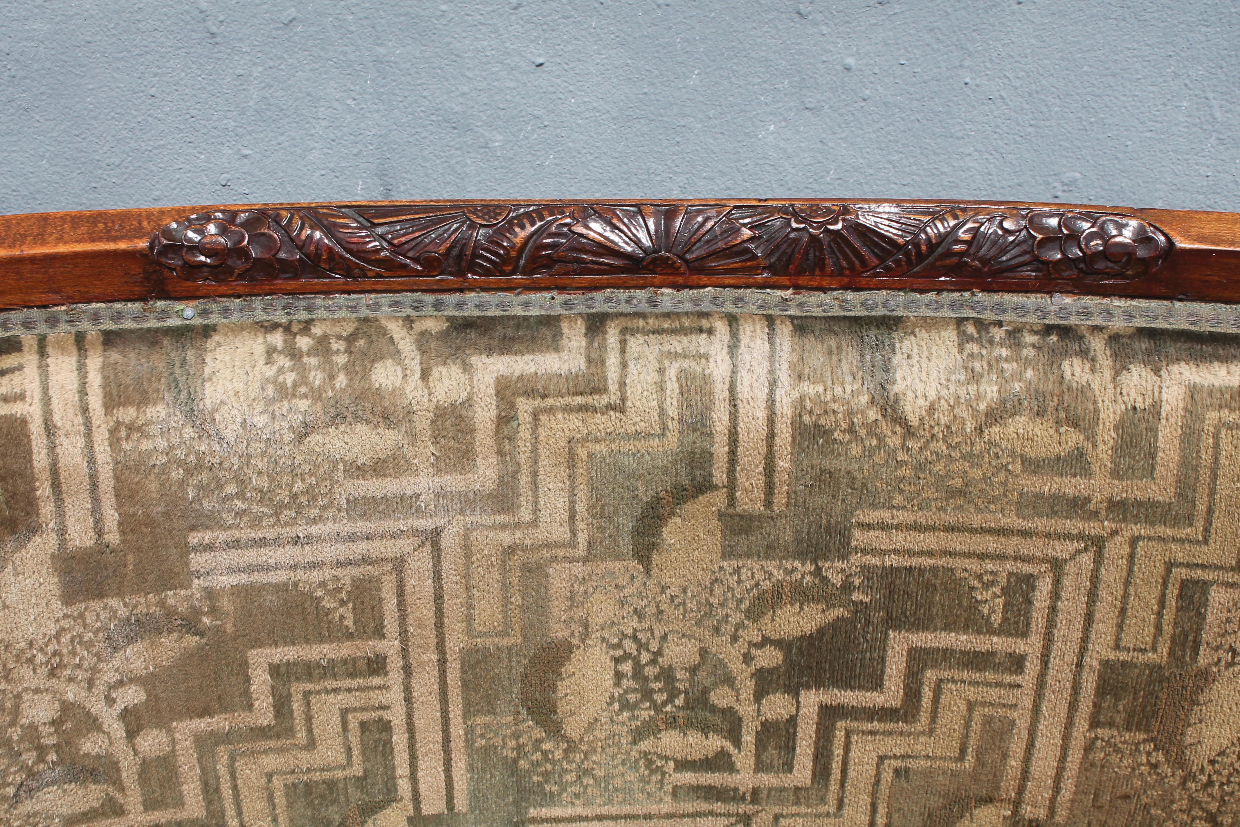 Sculpté Canapé / sofa ancien en noyer sculpté Art Déco français des années 1920 en vente